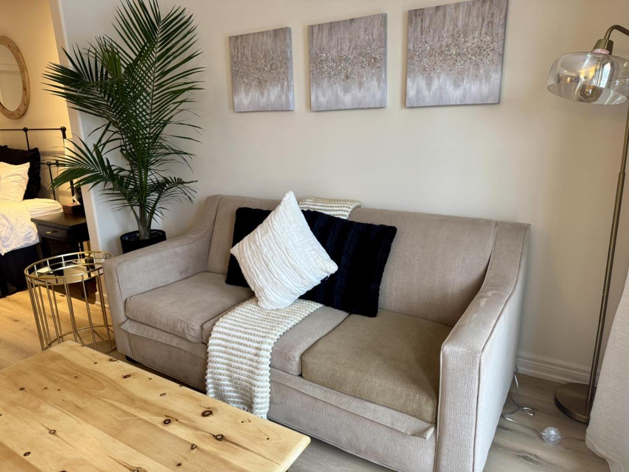 Newly Renovated Ski-In Ski-Out 1-Bedroom Condo with Pool, Gym, Sauna by Horseshoe Valley