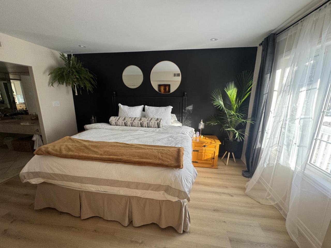 Luxurious Ski-In Ski-Out Jacuzzi Condo with King Bed, Pool, Gym and Sauna