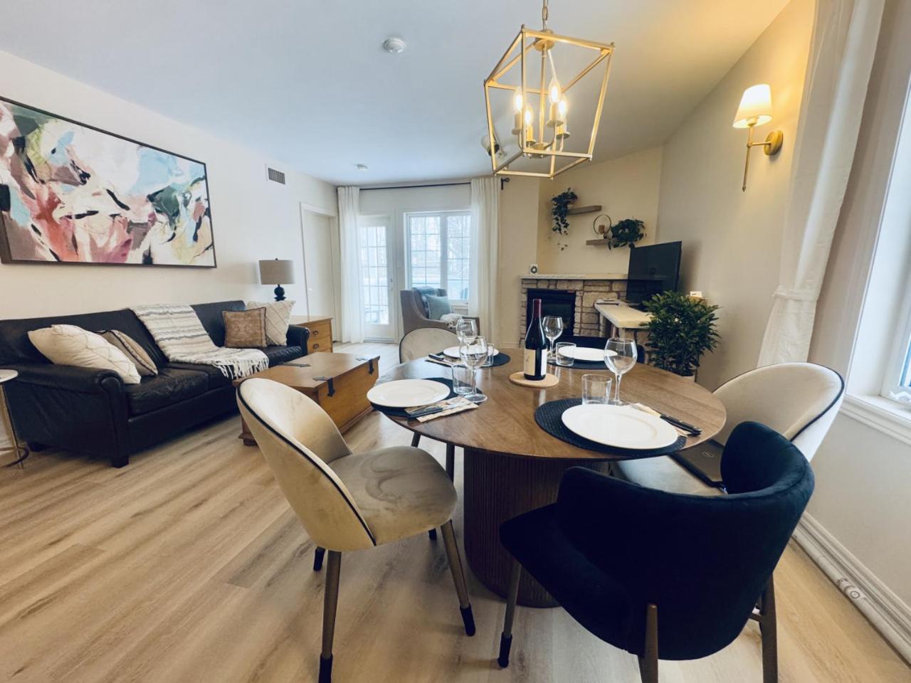 Luxurious Ski-In Ski-Out Jacuzzi Condo with King Bed, Pool, Gym and Sauna
