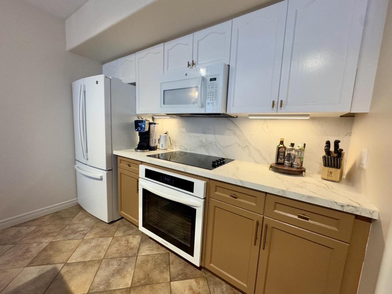 Luxurious Ski-In Ski-Out Jacuzzi Condo with King Bed, Pool, Gym and Sauna