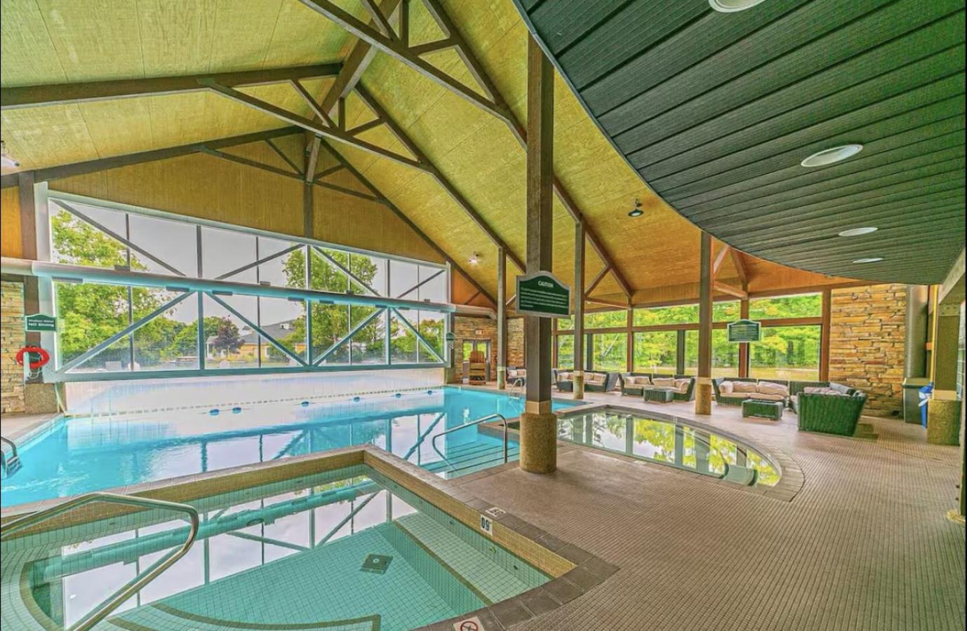 Luxurious Ski-In Ski-Out Jacuzzi Condo with King Bed, Pool, Gym and Sauna