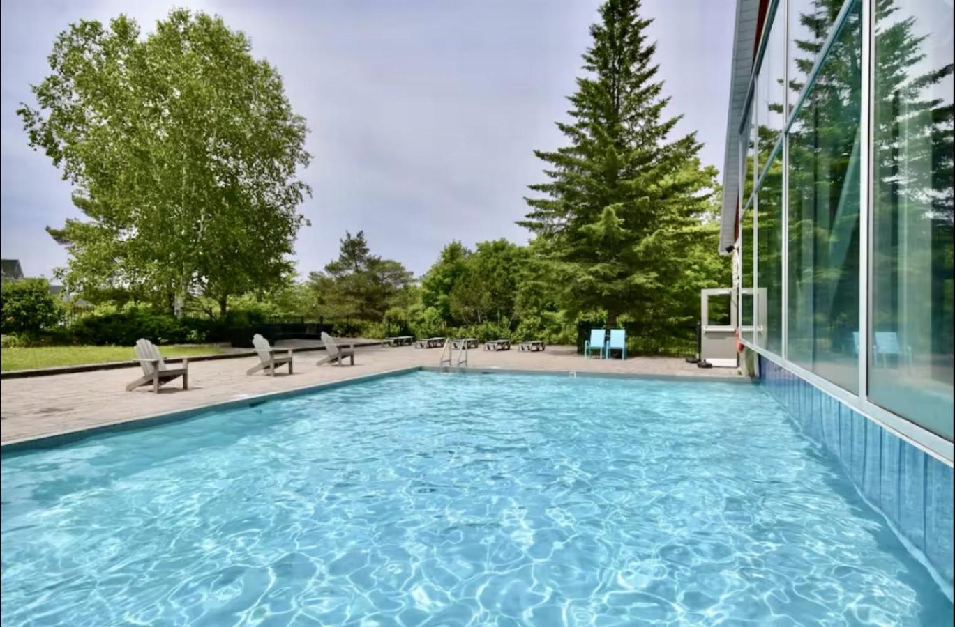 Luxurious Ski-In Ski-Out Jacuzzi Condo with King Bed, Pool, Gym and Sauna