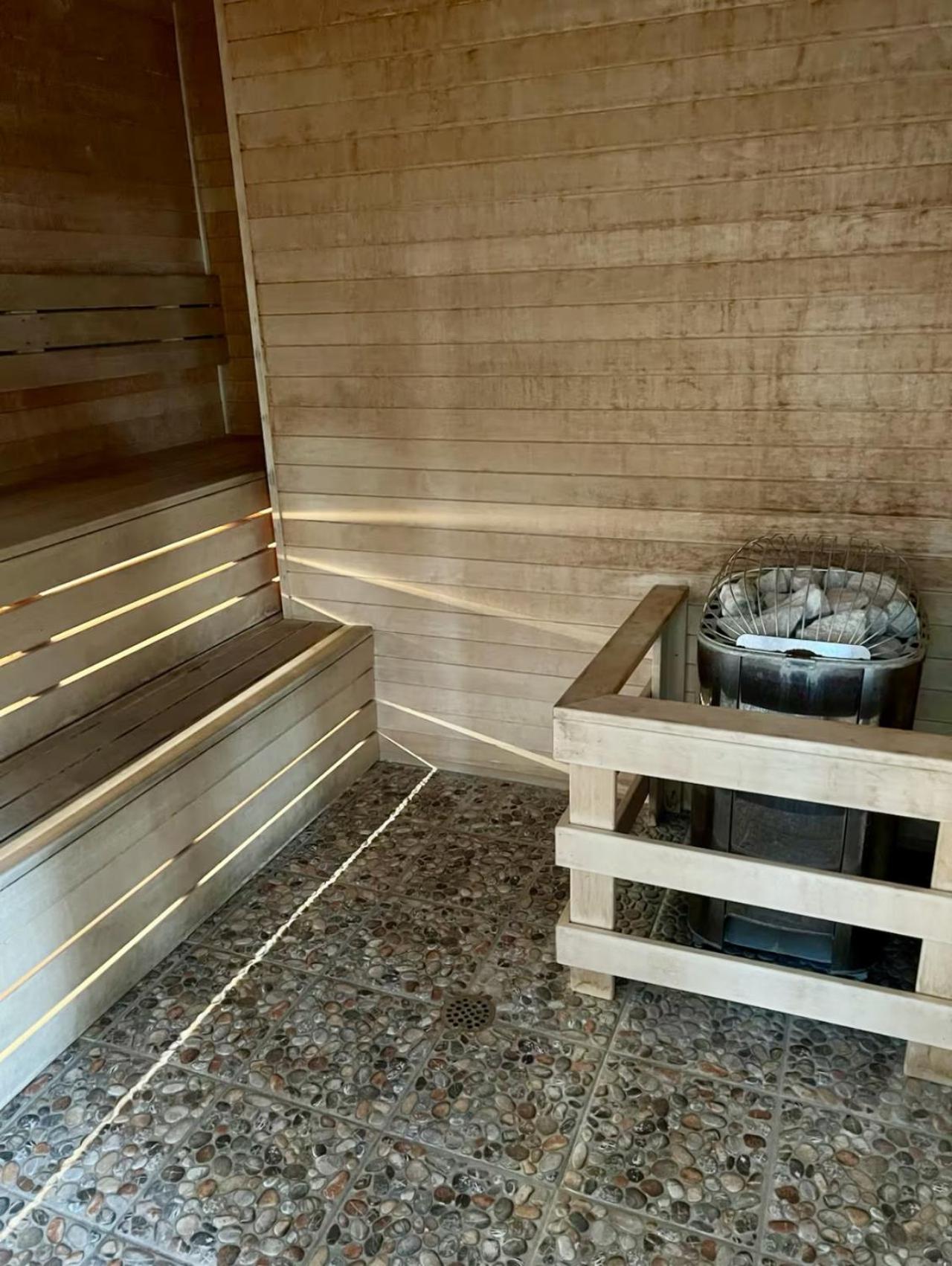 Luxurious Ski-In Ski-Out Jacuzzi Condo with King Bed, Pool, Gym and Sauna