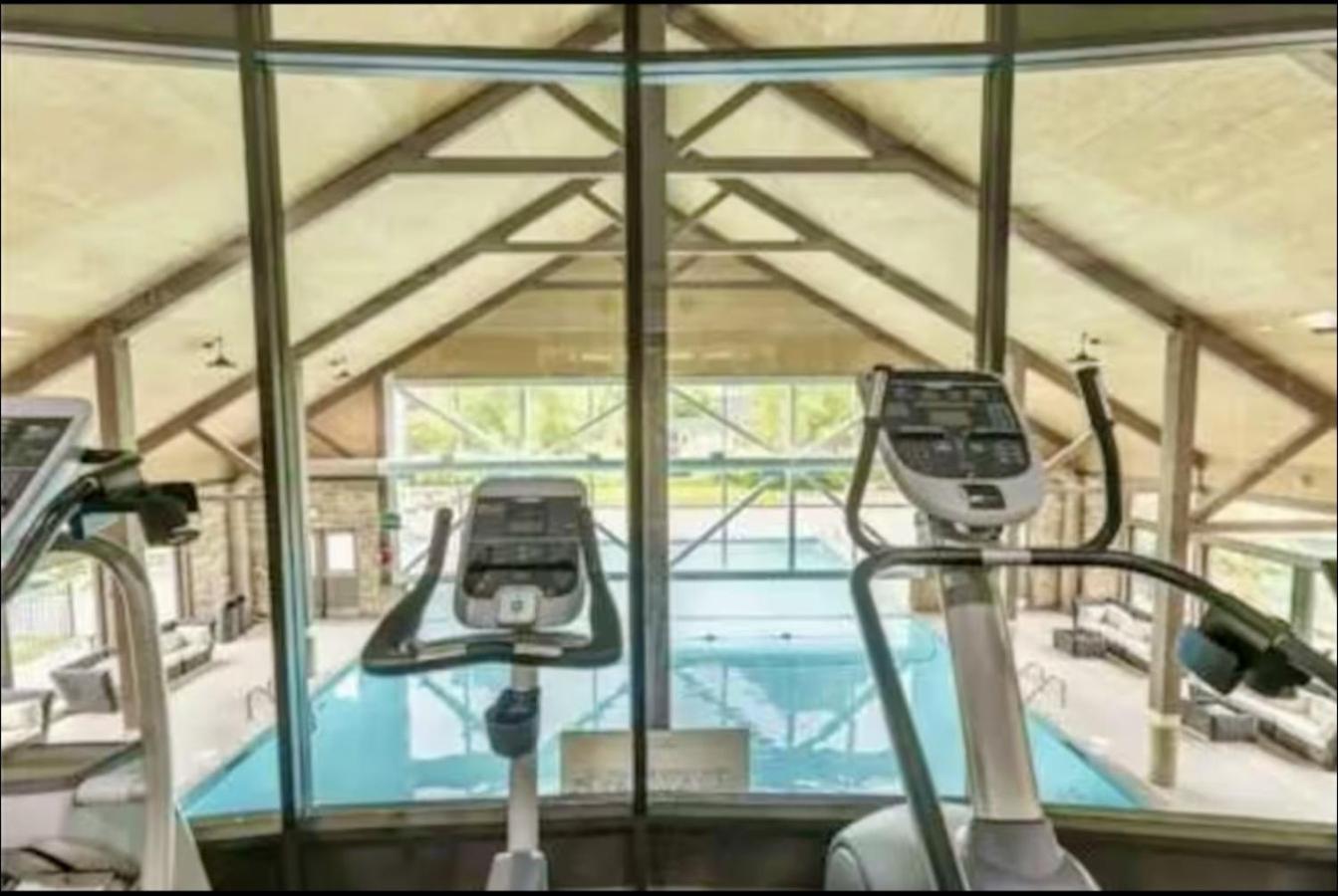 Luxurious Ski-In Ski-Out Jacuzzi Condo with King Bed, Pool, Gym and Sauna