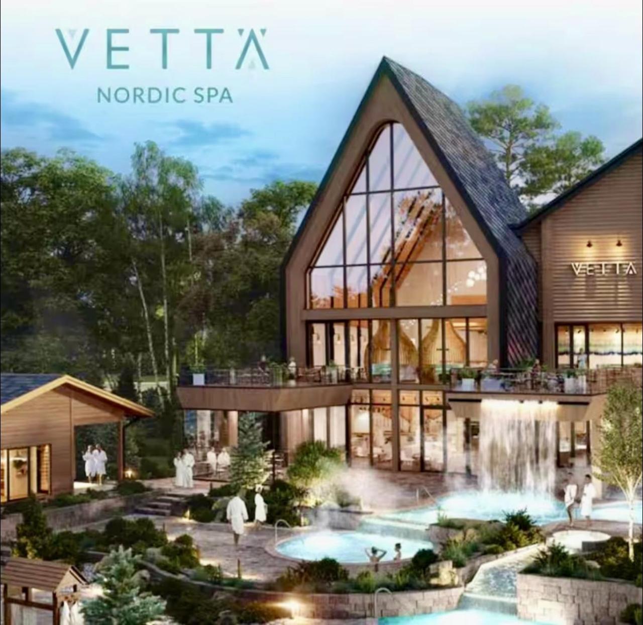 Luxurious Ski-In Ski-Out Jacuzzi Condo with King Bed, Pool, Gym and Sauna