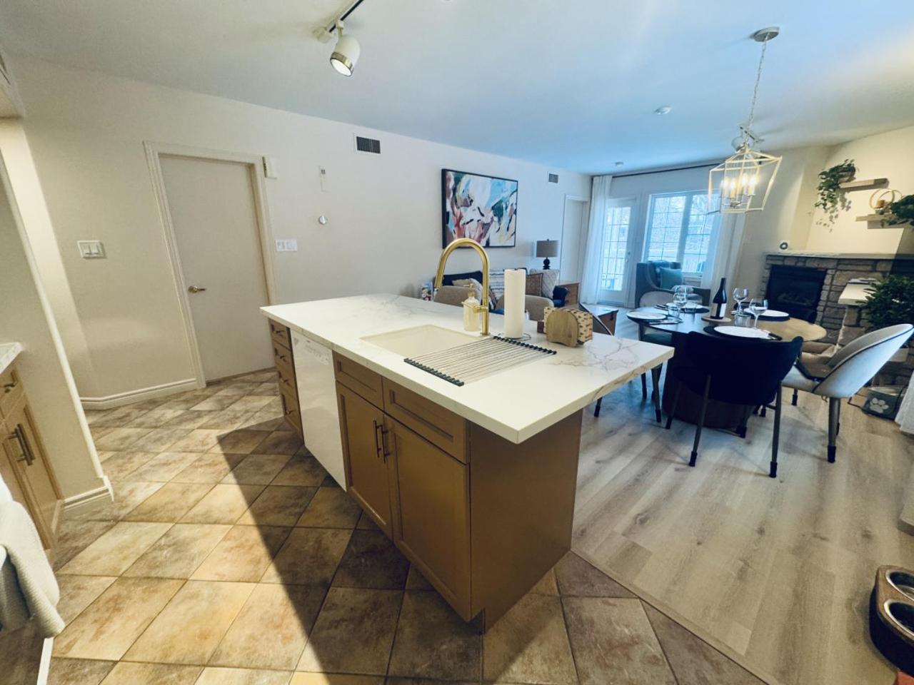 Luxurious Ski-In Ski-Out Jacuzzi Condo with King Bed, Pool, Gym and Sauna