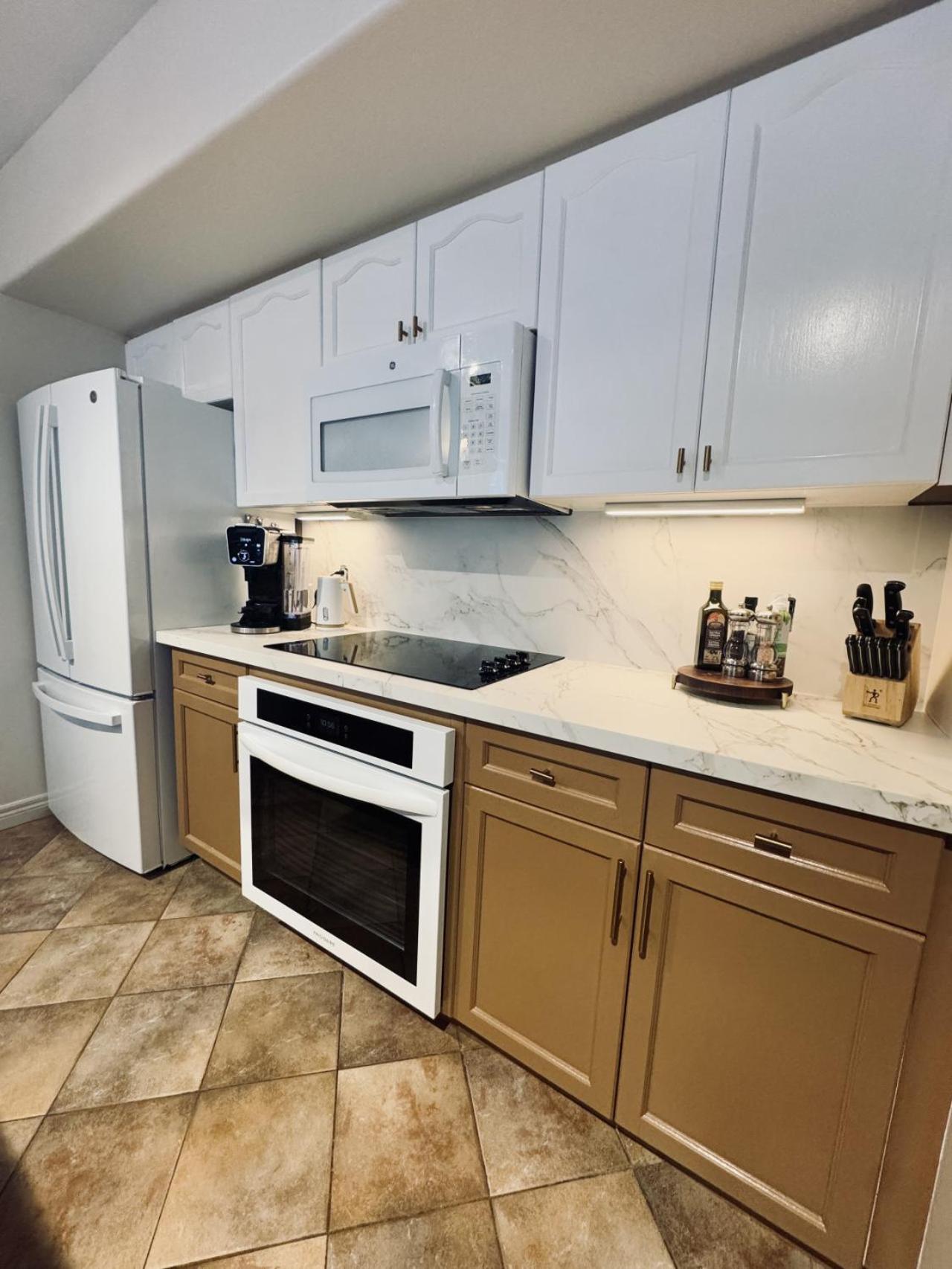 Luxurious Ski-In Ski-Out Jacuzzi Condo with King Bed, Pool, Gym and Sauna