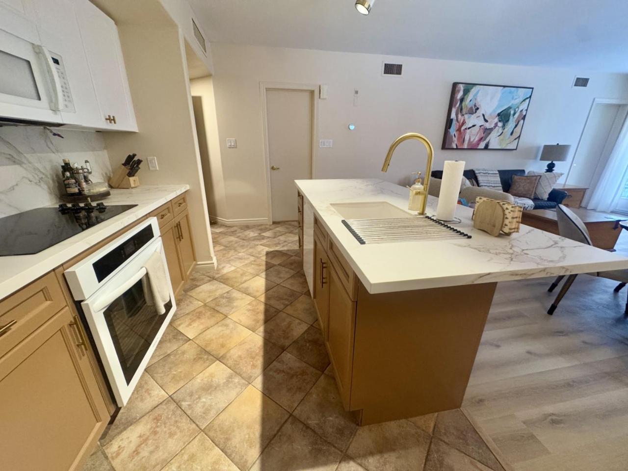 Luxurious Ski-In Ski-Out Jacuzzi Condo with King Bed, Pool, Gym and Sauna