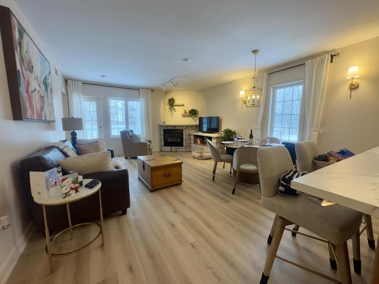 Luxurious Ski-In Ski-Out Jacuzzi Condo with King Bed, Pool, Gym and Sauna