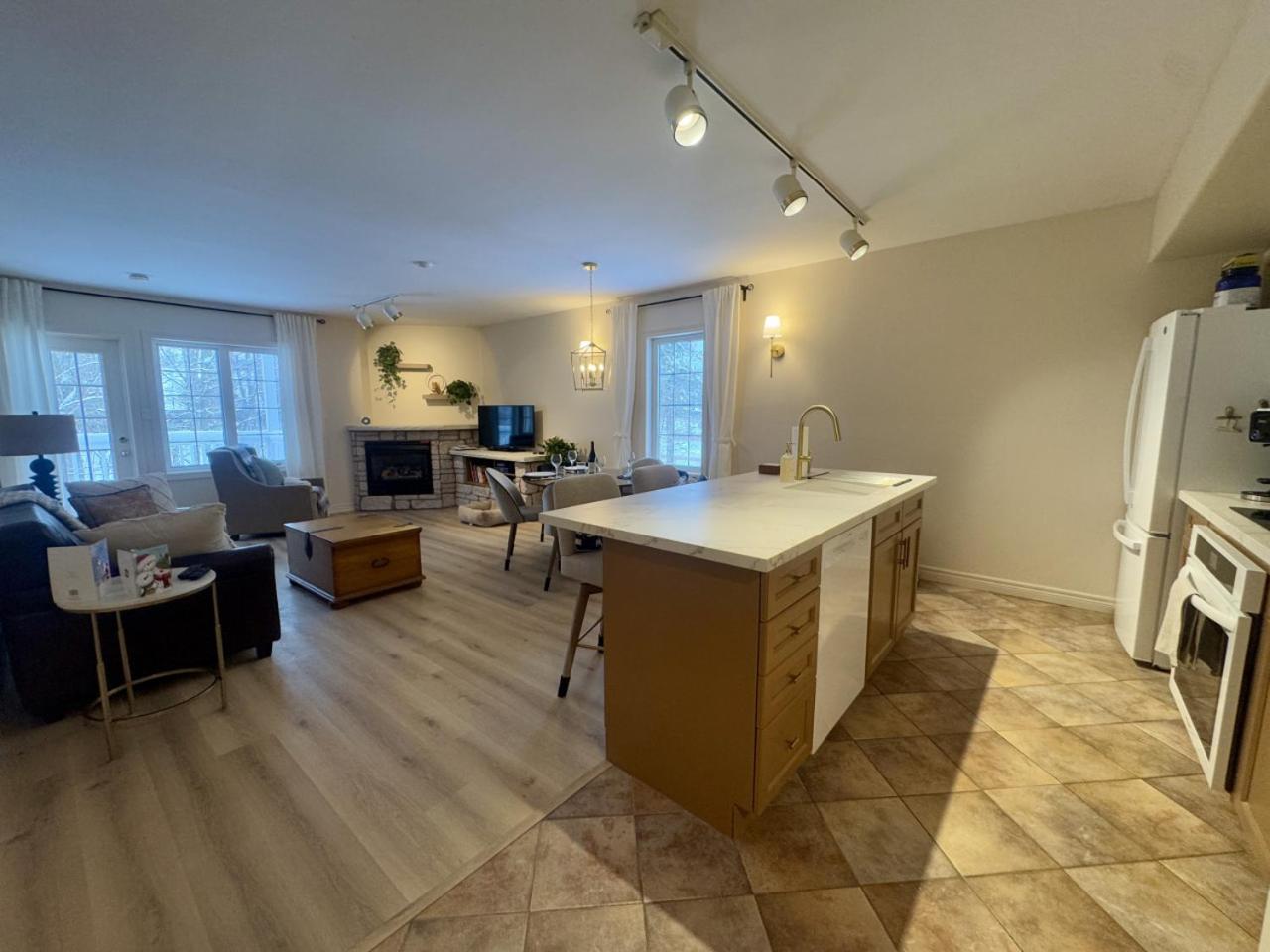 Luxurious Ski-In Ski-Out Jacuzzi Condo with King Bed, Pool, Gym and Sauna
