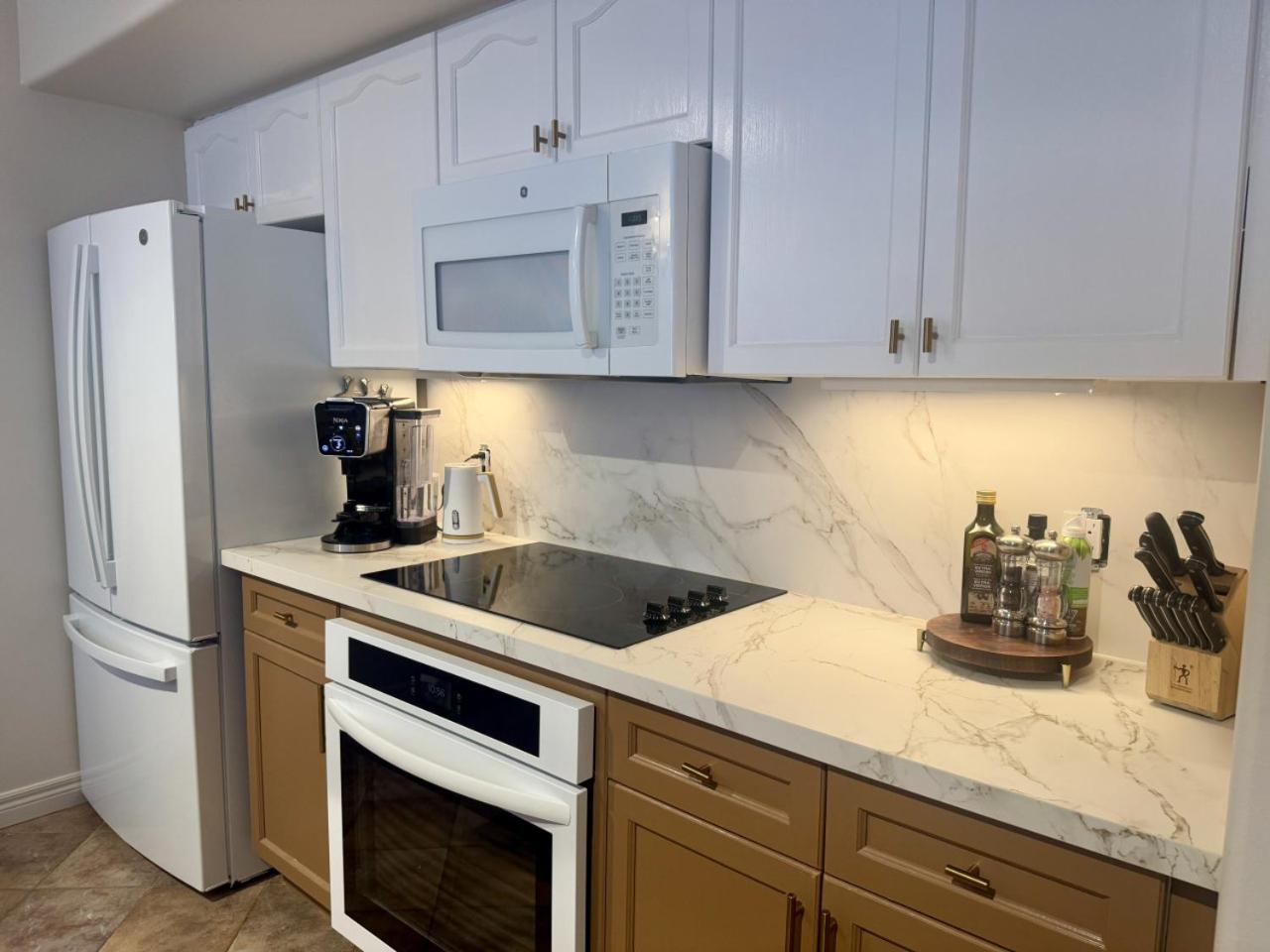 Luxurious Ski-In Ski-Out Jacuzzi Condo with King Bed, Pool, Gym and Sauna