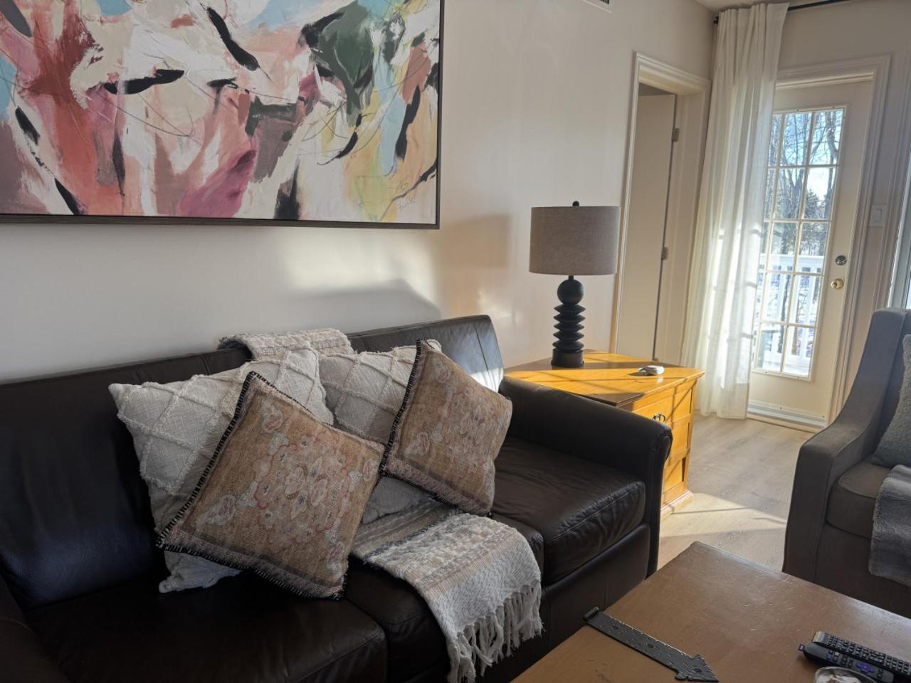 Luxurious Ski-In Ski-Out Jacuzzi Condo with King Bed, Pool, Gym and Sauna