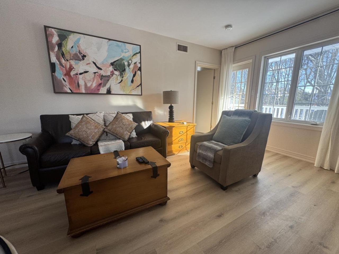 Luxurious Ski-In Ski-Out Jacuzzi Condo with King Bed, Pool, Gym and Sauna