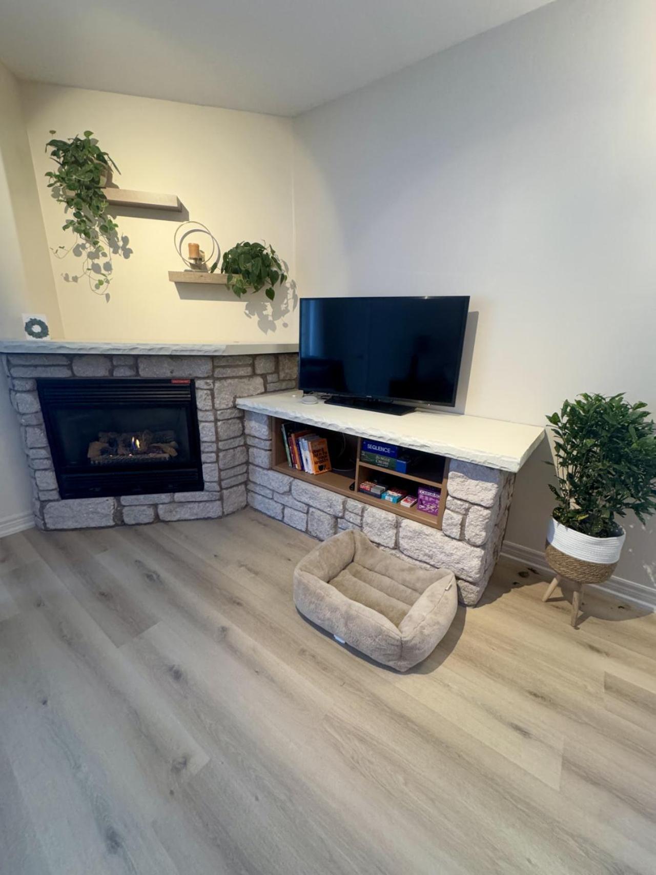 Luxurious Ski-In Ski-Out Jacuzzi Condo with King Bed, Pool, Gym and Sauna