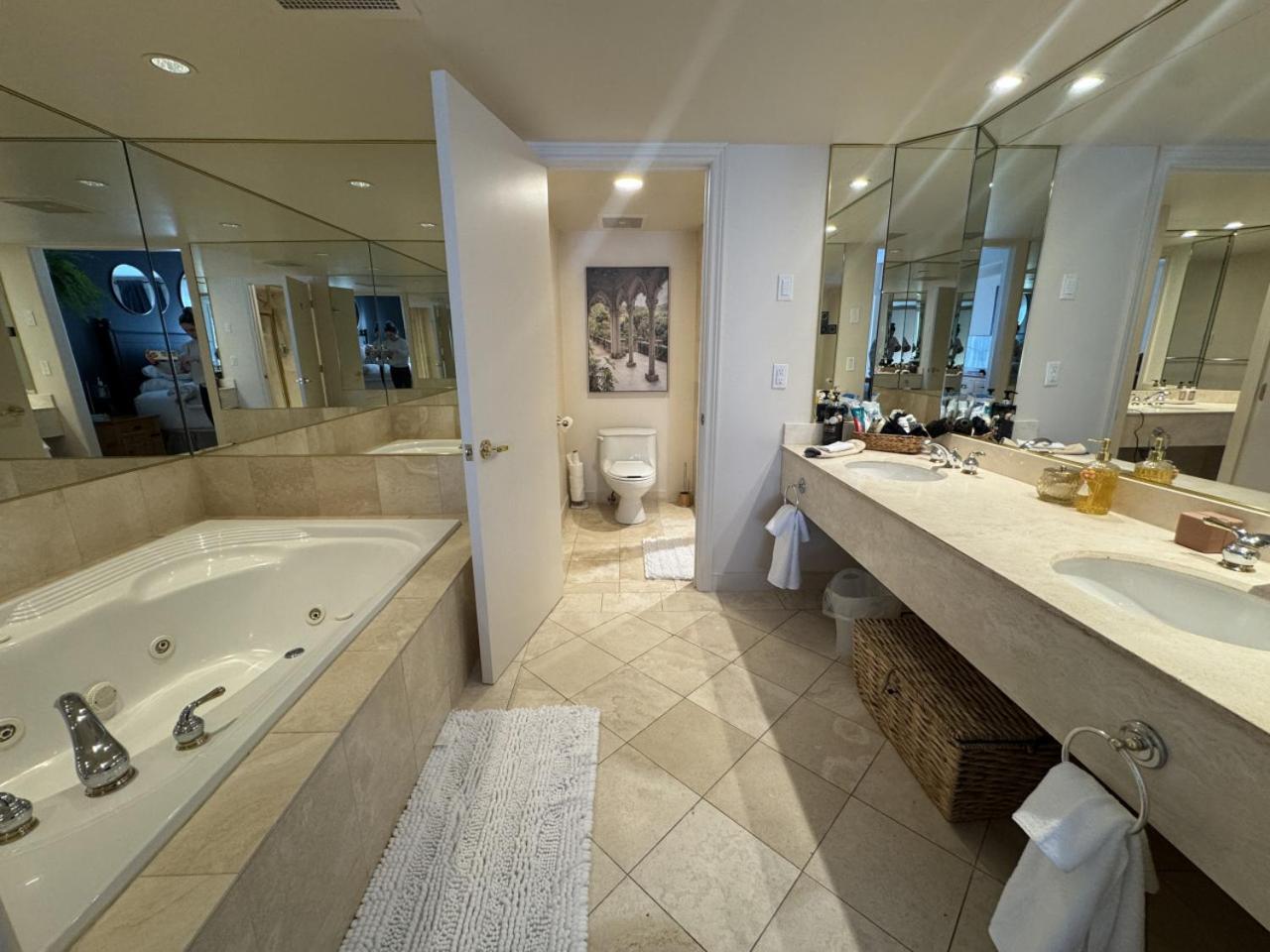 Luxurious Ski-In Ski-Out Jacuzzi Condo with King Bed, Pool, Gym and Sauna