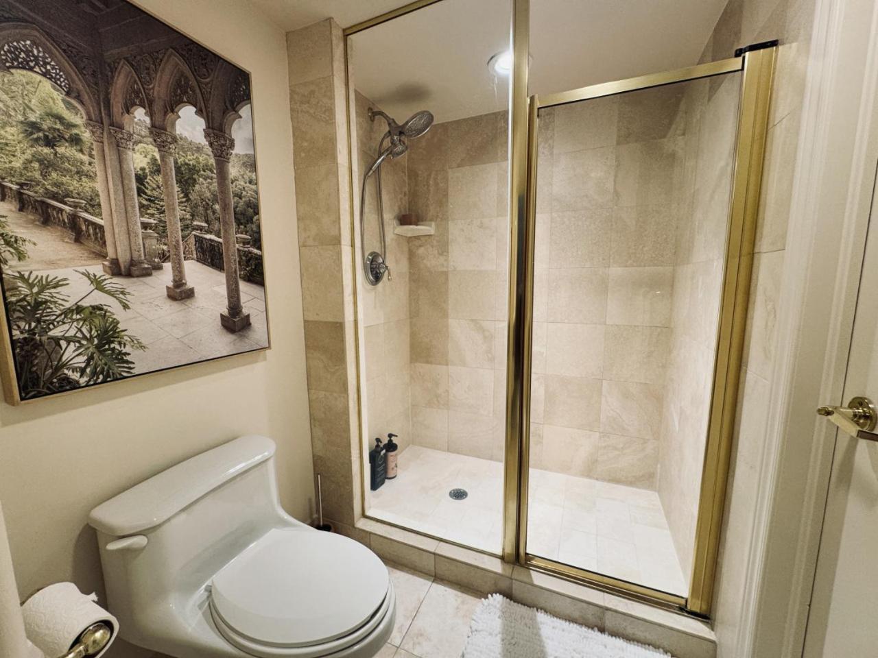 Luxurious Ski-In Ski-Out Jacuzzi Condo with King Bed, Pool, Gym and Sauna