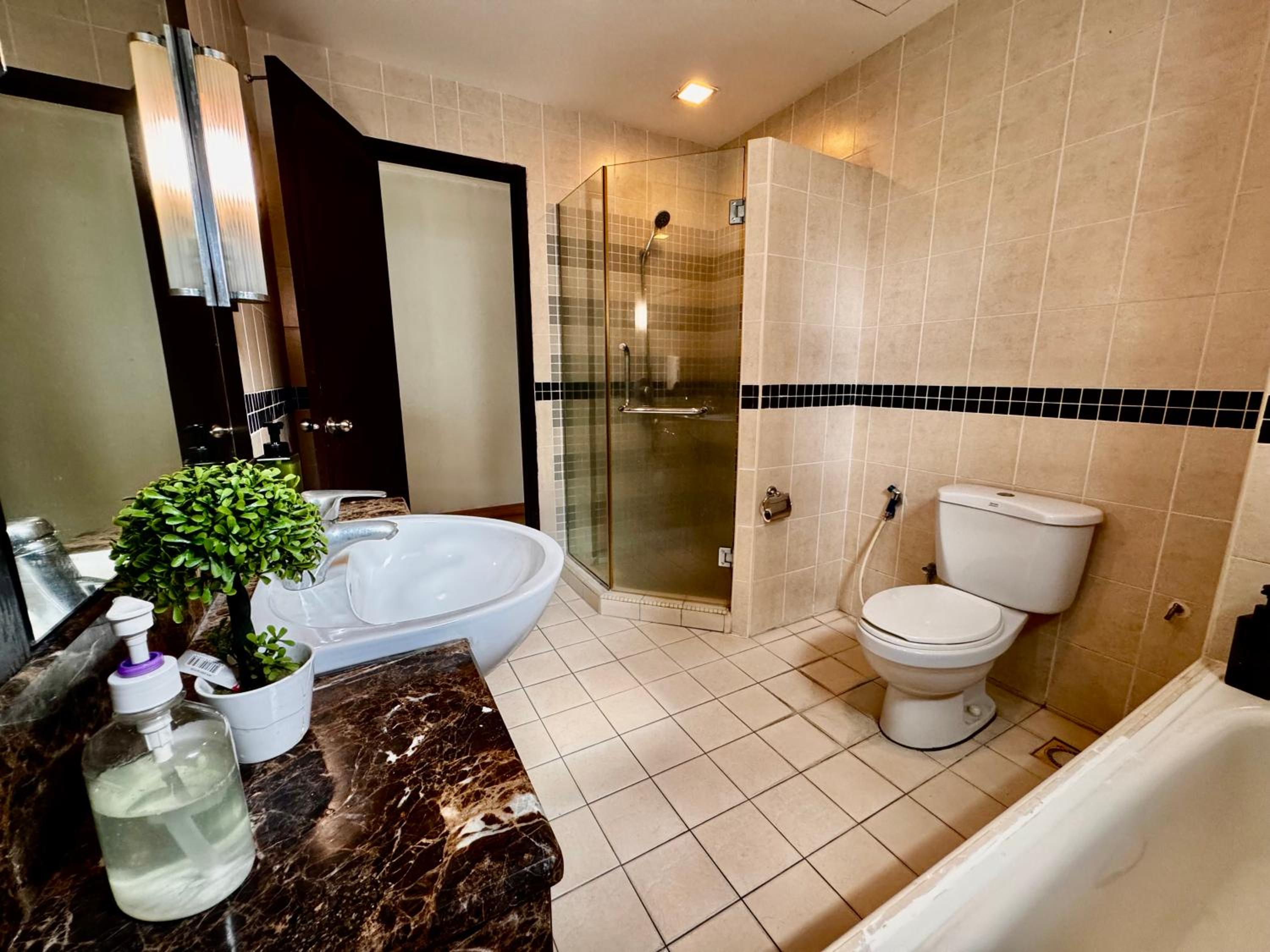 1211 Seri Bukit Ceylon KLCC 5 minutes to Alor Street Pavilion Bukit Bintang 2R2B 8Pax