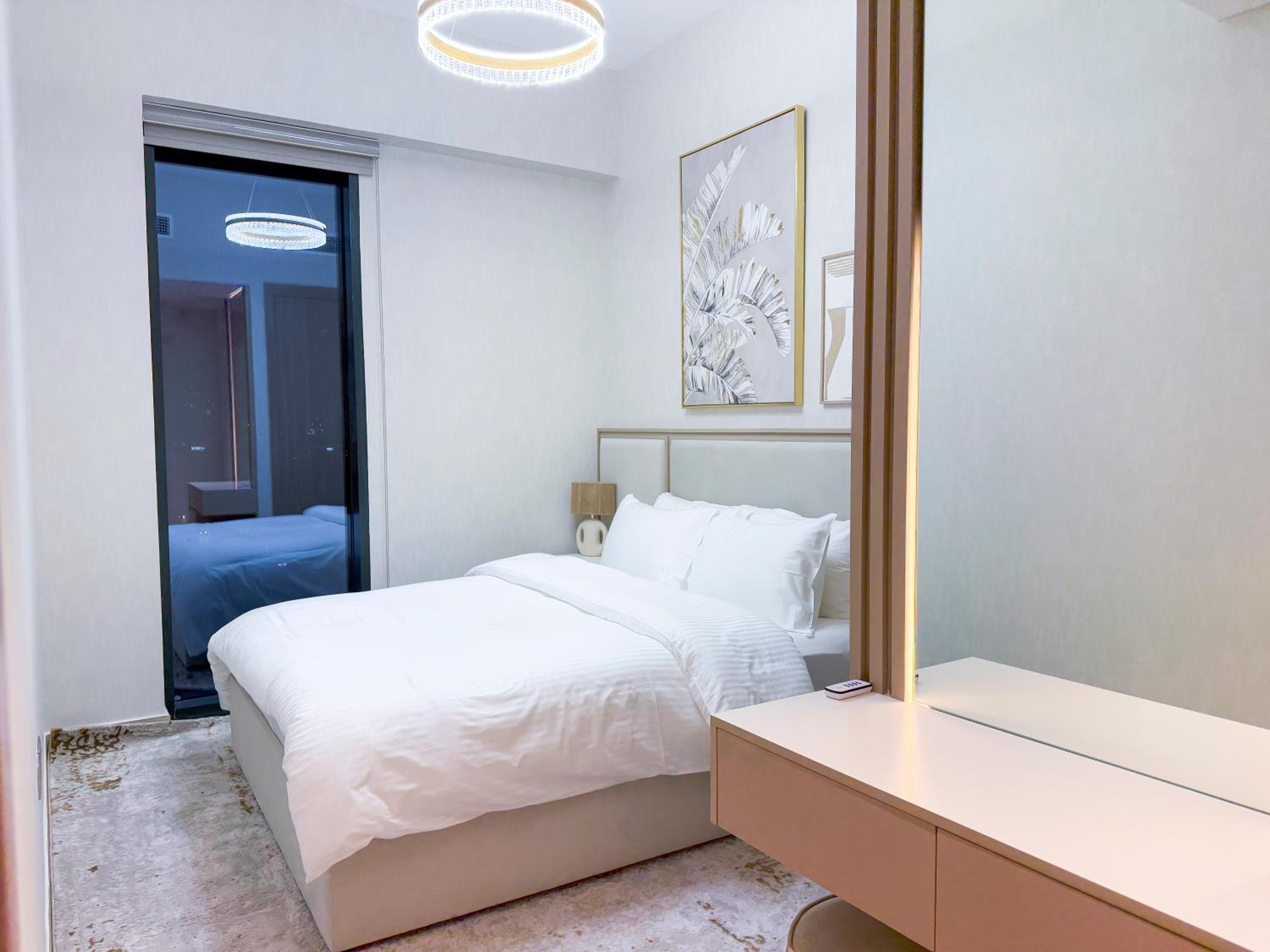 Luxury 3BR near to Downtown - Burj Khalifa & Pool Views - 10 min to Dubai Mall
