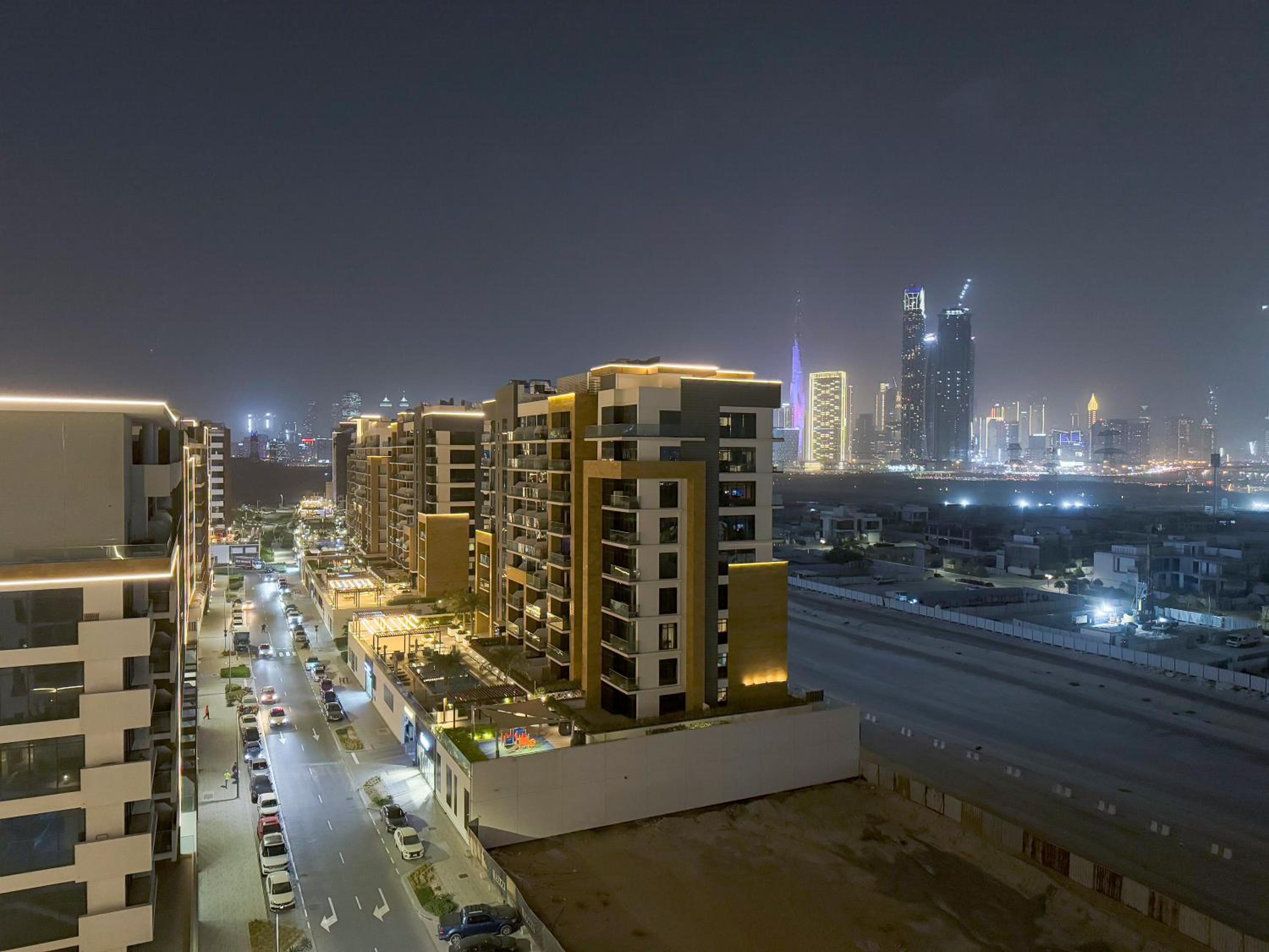 Luxury 3BR near to Downtown - Burj Khalifa & Pool Views - 10 min to Dubai Mall