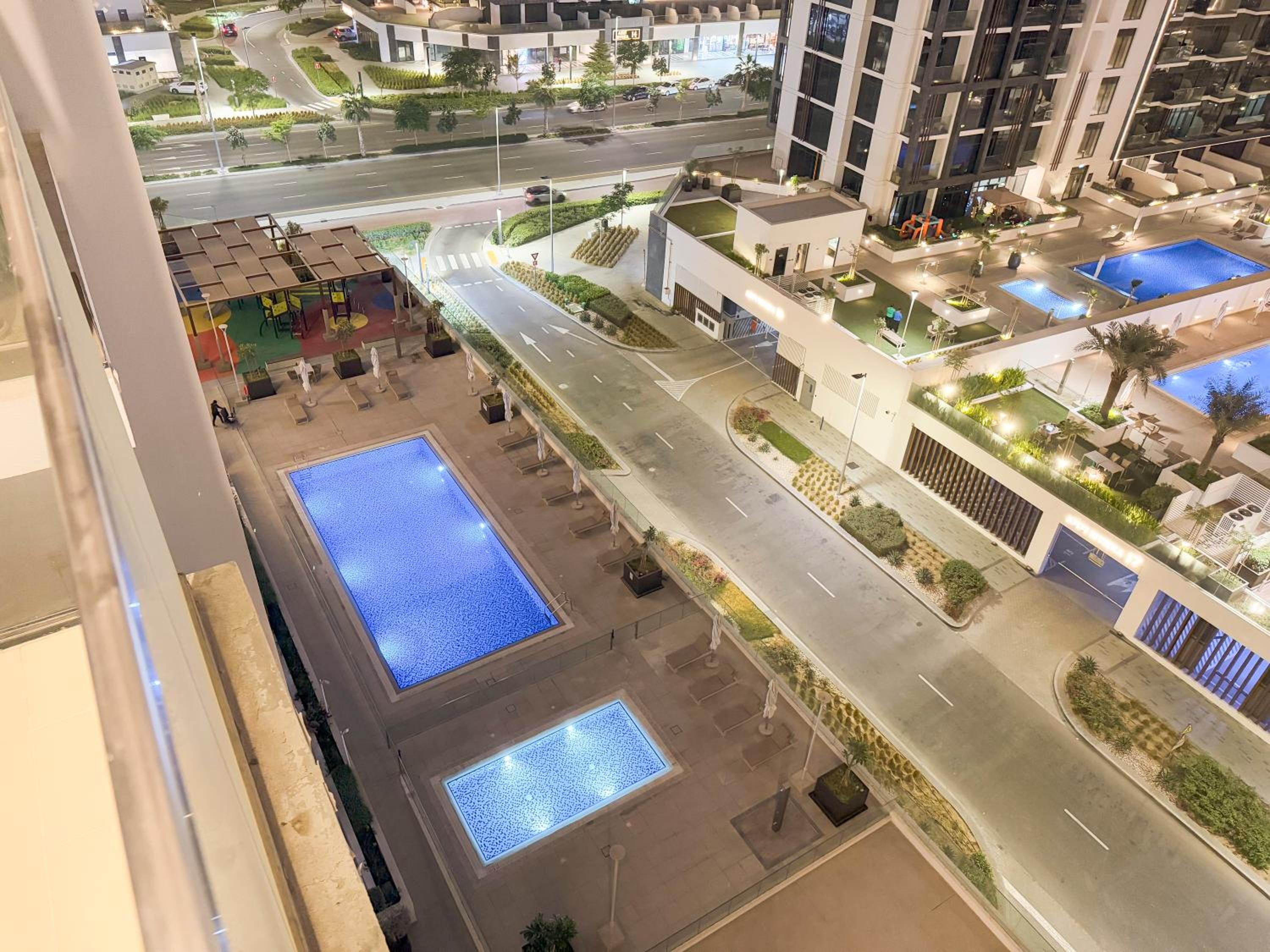Luxury 3BR near to Downtown - Burj Khalifa & Pool Views - 10 min to Dubai Mall