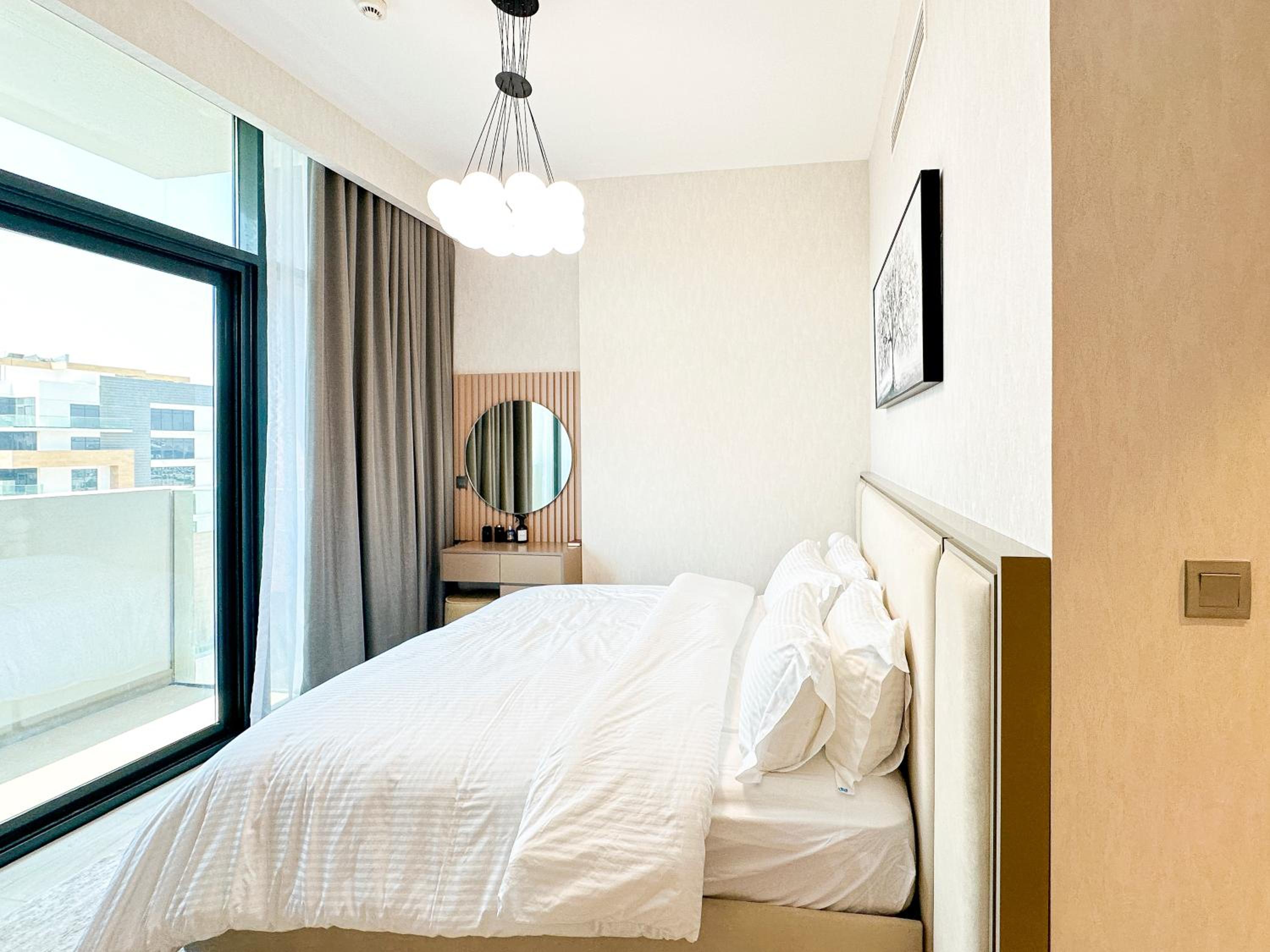 Luxury 3BR near to Downtown - Burj Khalifa & Pool Views - 10 min to Dubai Mall