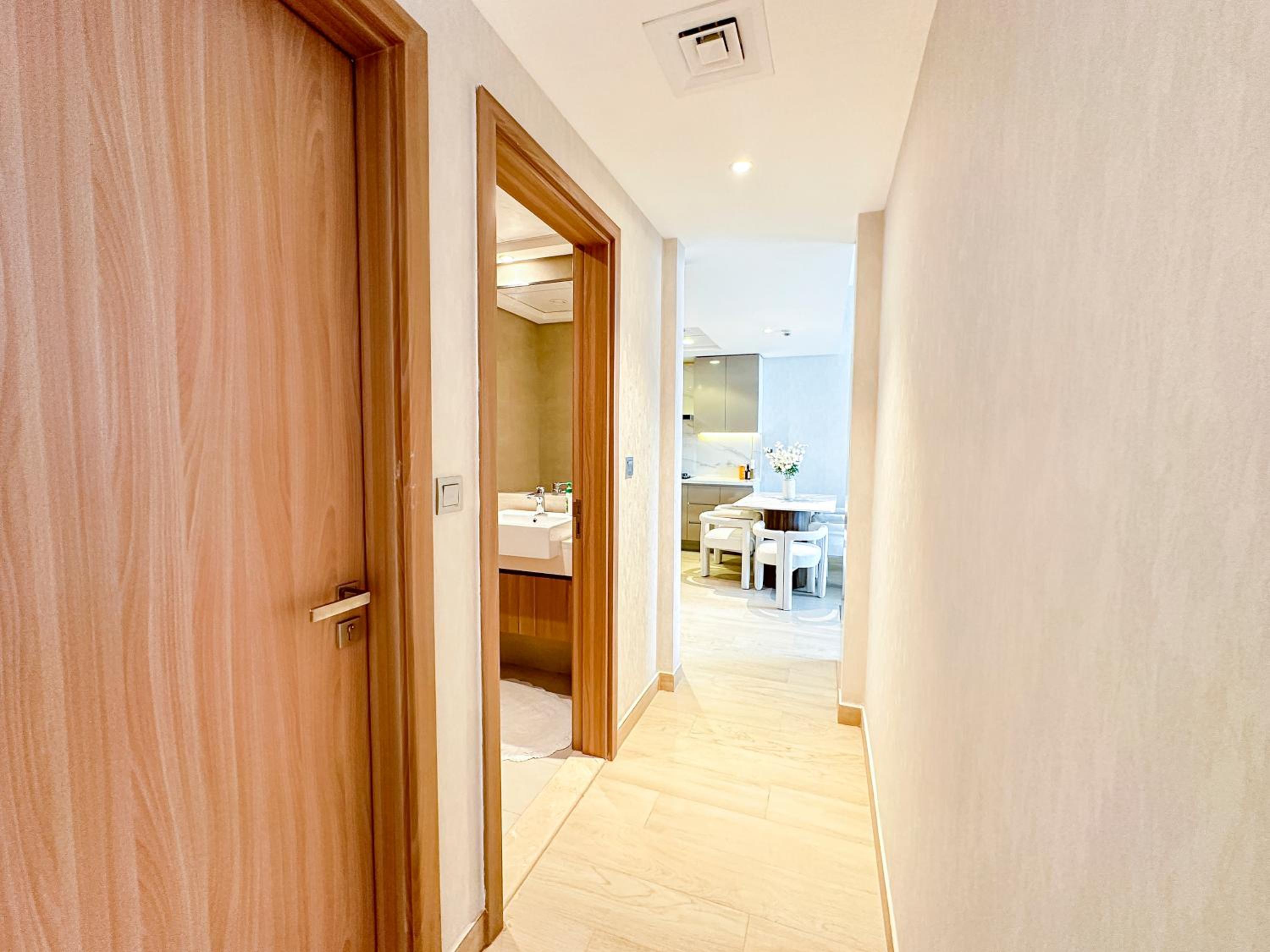 Luxury 3BR near to Downtown - Burj Khalifa & Pool Views - 10 min to Dubai Mall