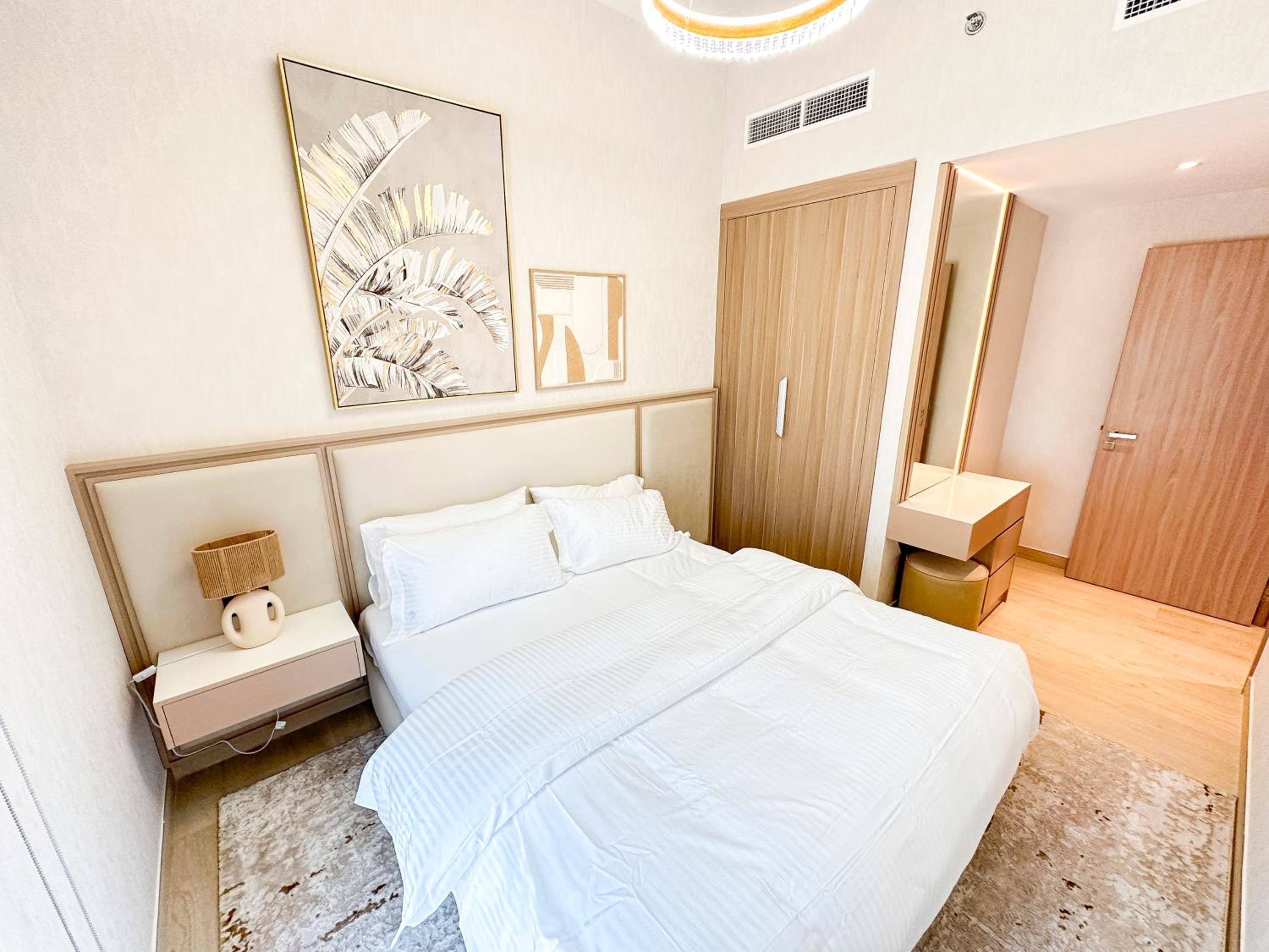 Luxury 3BR near to Downtown - Burj Khalifa & Pool Views - 10 min to Dubai Mall