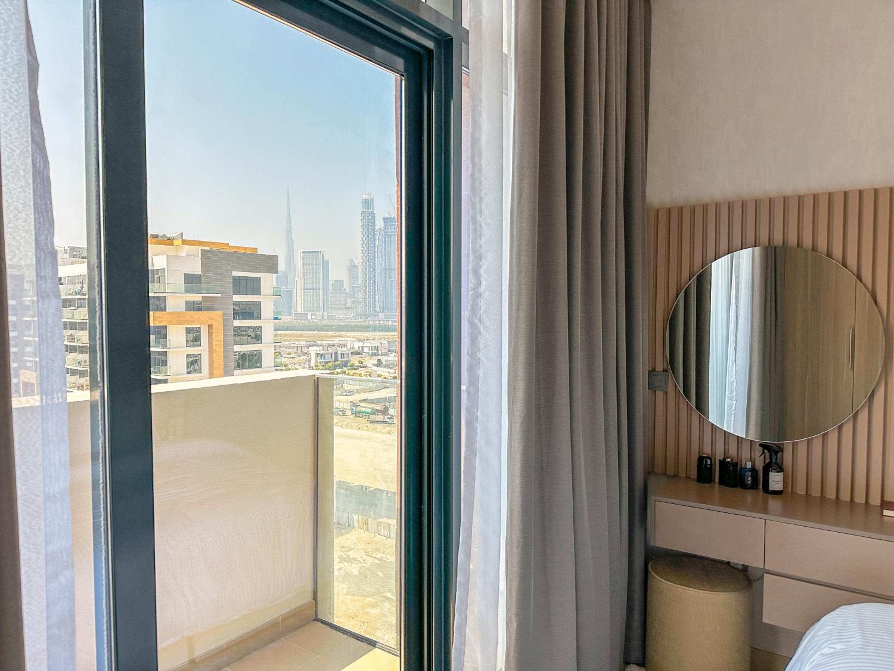 Luxury 3BR near to Downtown - Burj Khalifa & Pool Views - 10 min to Dubai Mall