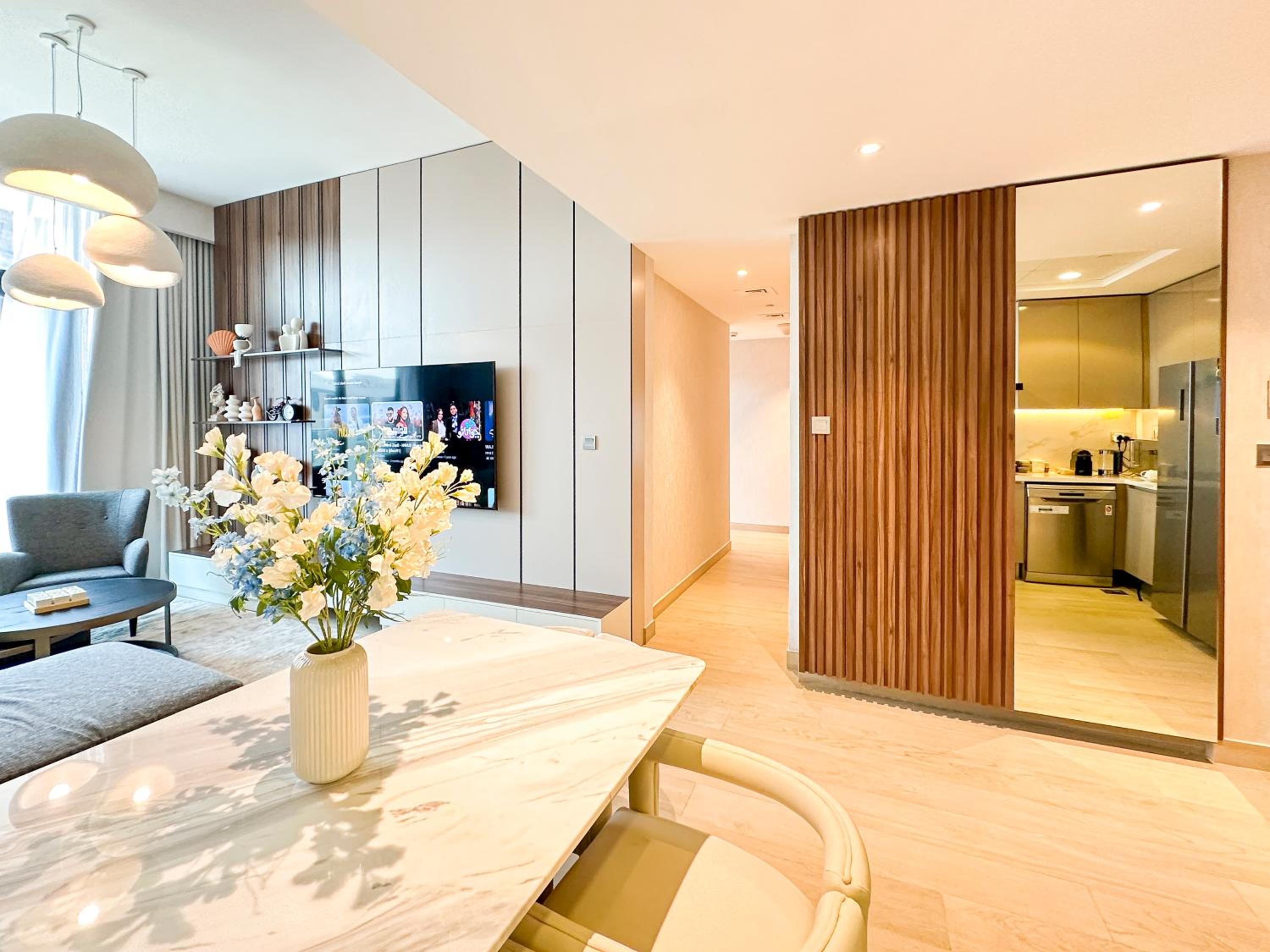 Luxury 3BR near to Downtown - Burj Khalifa & Pool Views - 10 min to Dubai Mall