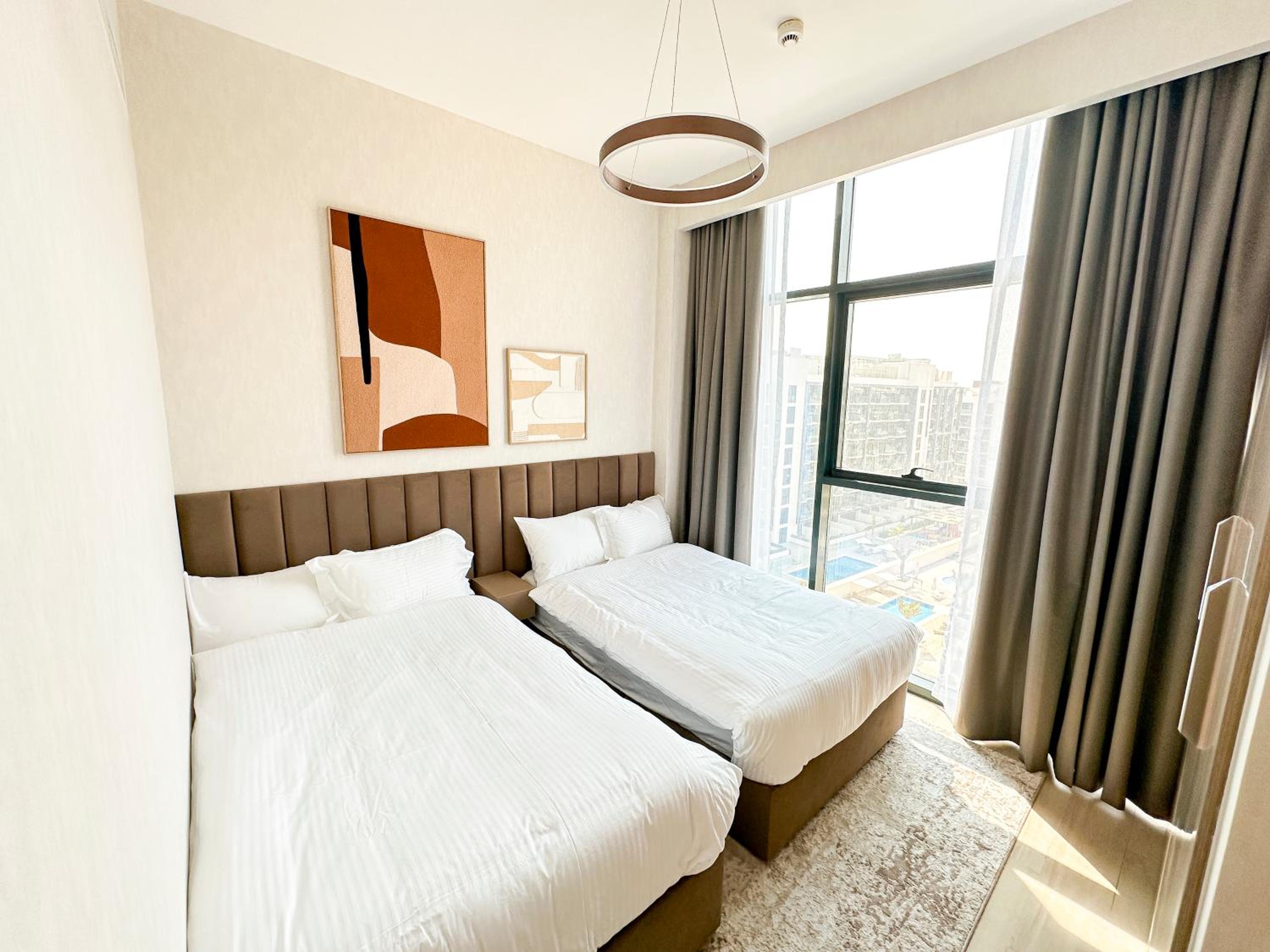 Luxury 3BR near to Downtown - Burj Khalifa & Pool Views - 10 min to Dubai Mall