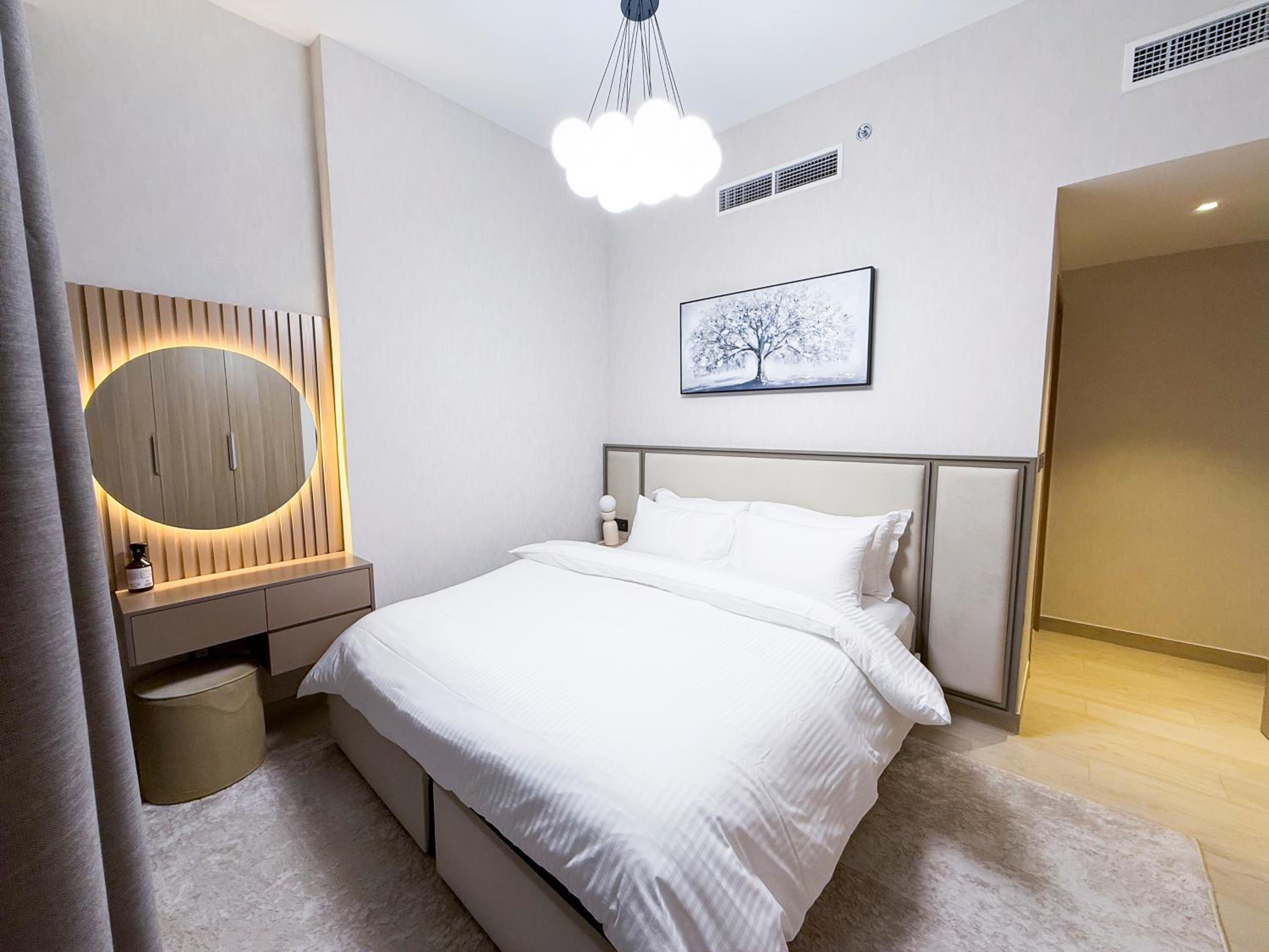 Luxury 3BR near to Downtown - Burj Khalifa & Pool Views - 10 min to Dubai Mall