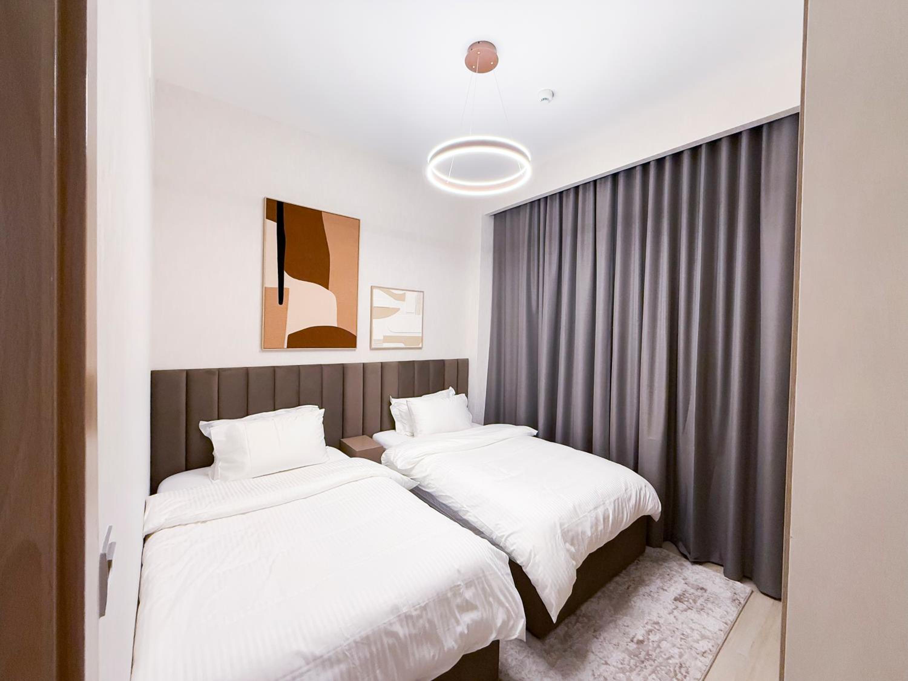 Luxury 3BR near to Downtown - Burj Khalifa & Pool Views - 10 min to Dubai Mall
