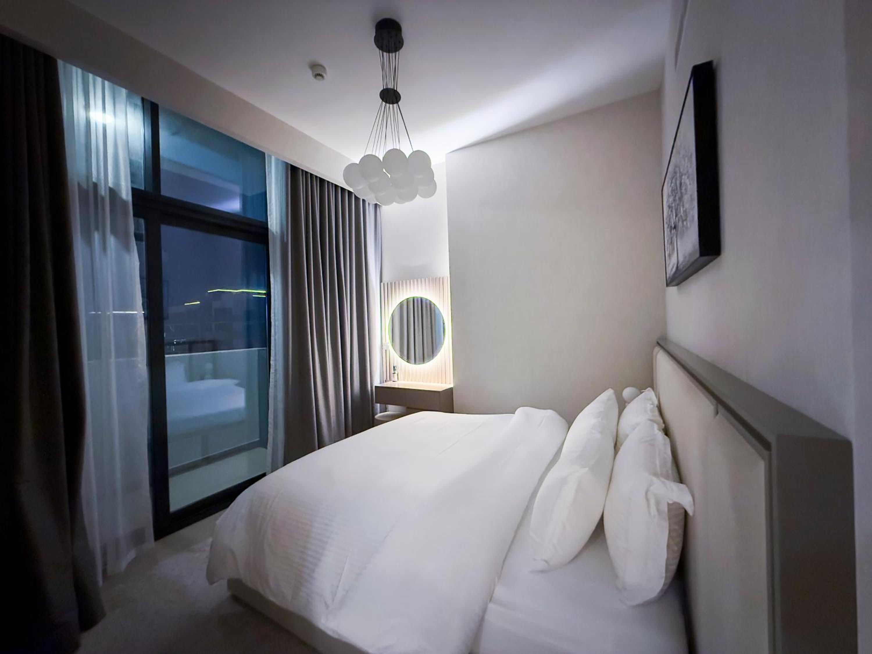 Luxury 3BR near to Downtown - Burj Khalifa & Pool Views - 10 min to Dubai Mall