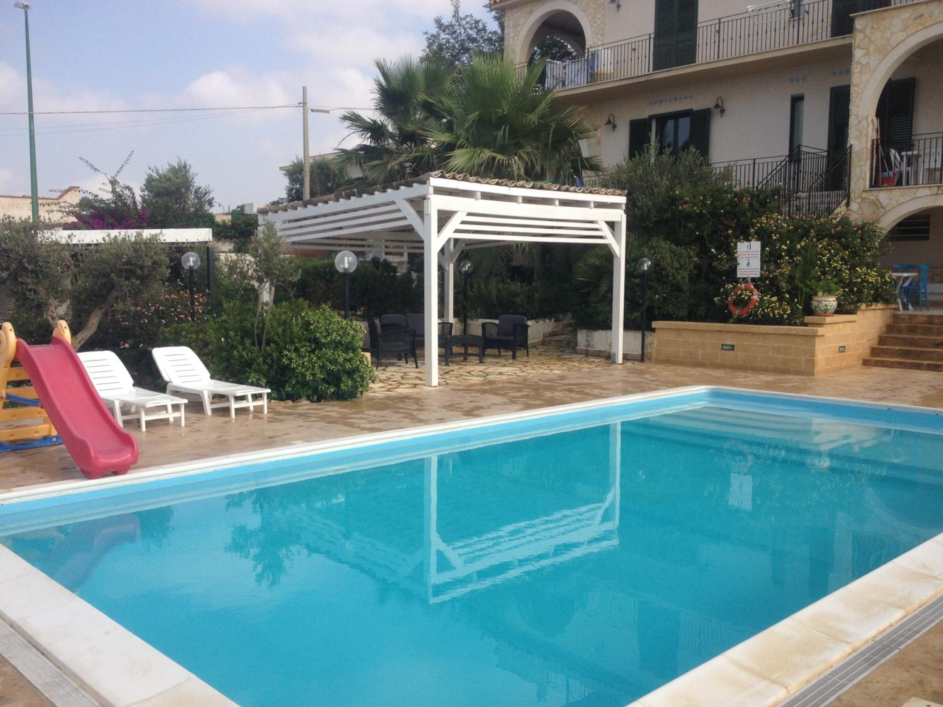 Villa Ceni - Appartamenti con camere, cucina, wc e terrazza sul mare in villa con piscina, giardino e parcheggio view 5