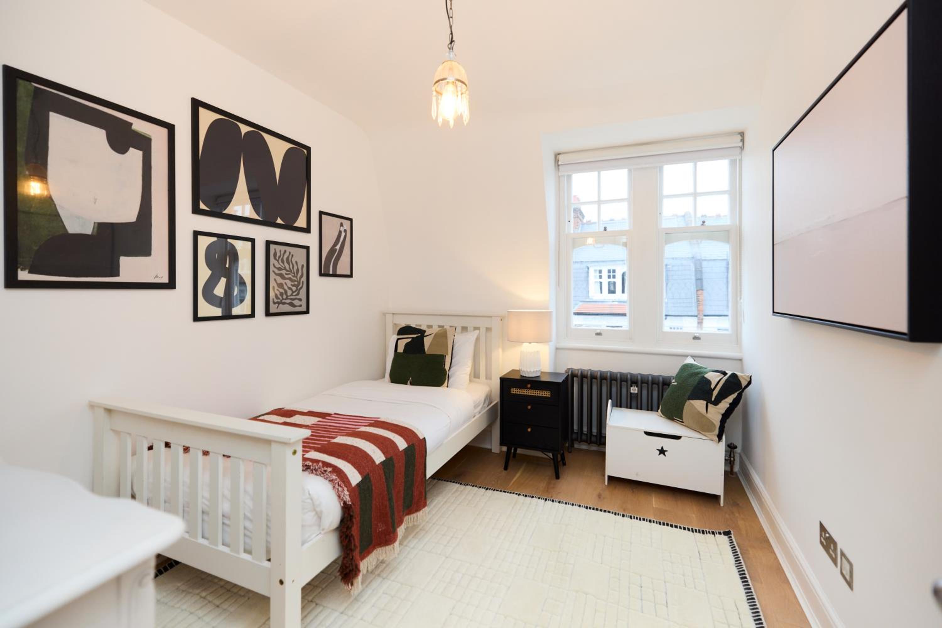 The Belsize Park Place - Charming 6BDR Home with Garden