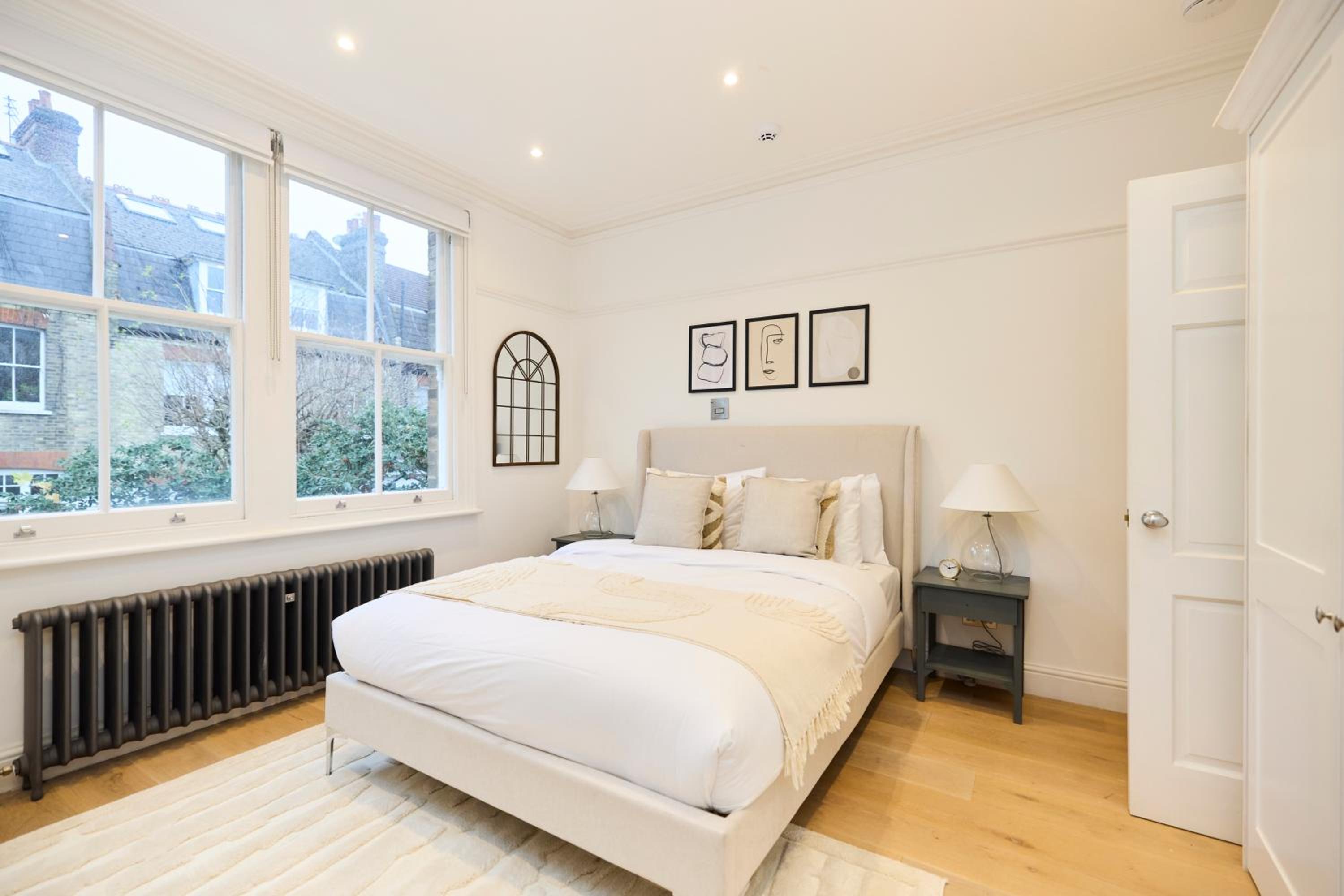 The Belsize Park Place - Charming 6BDR Home with Garden