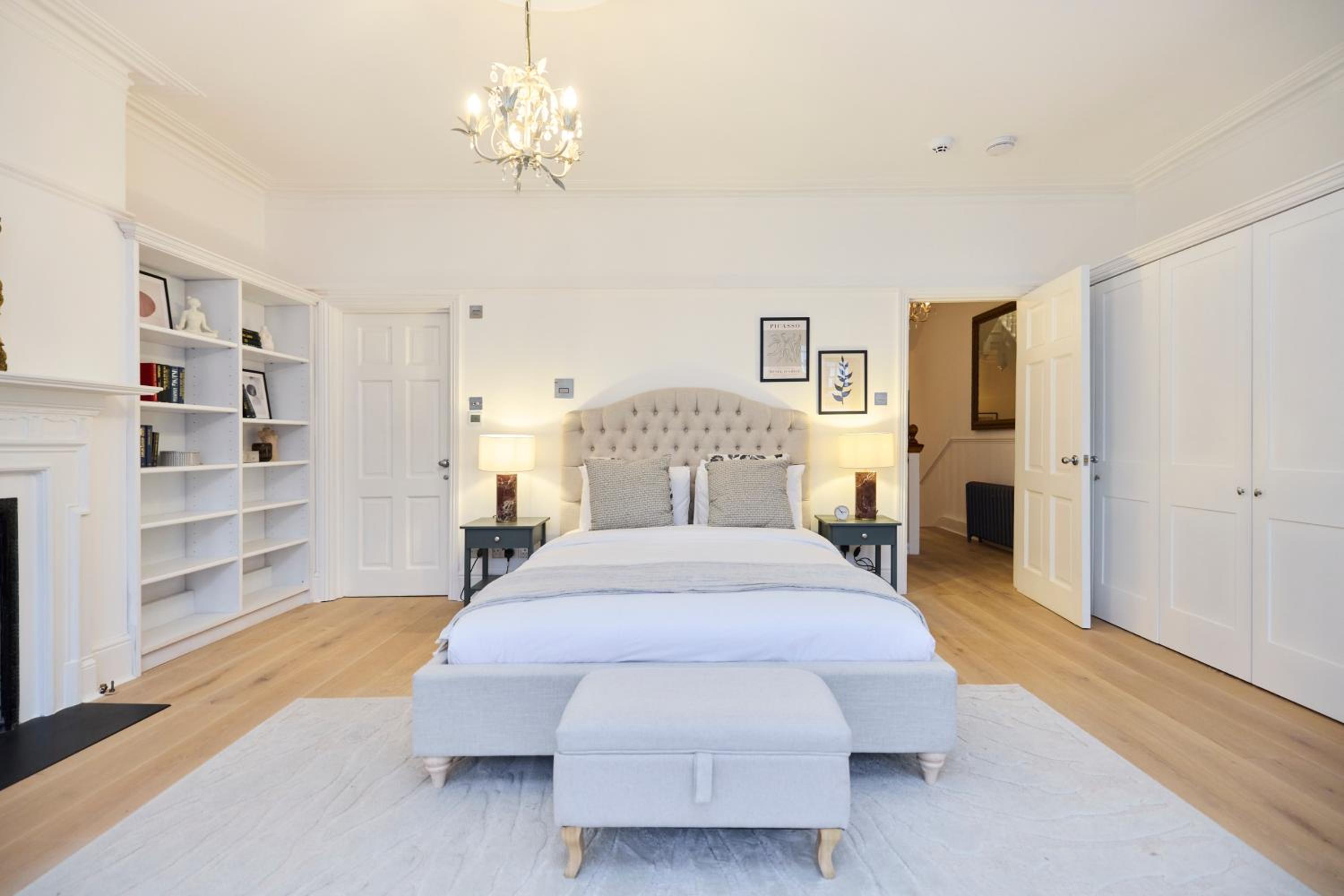 The Belsize Park Place - Charming 6BDR Home with Garden