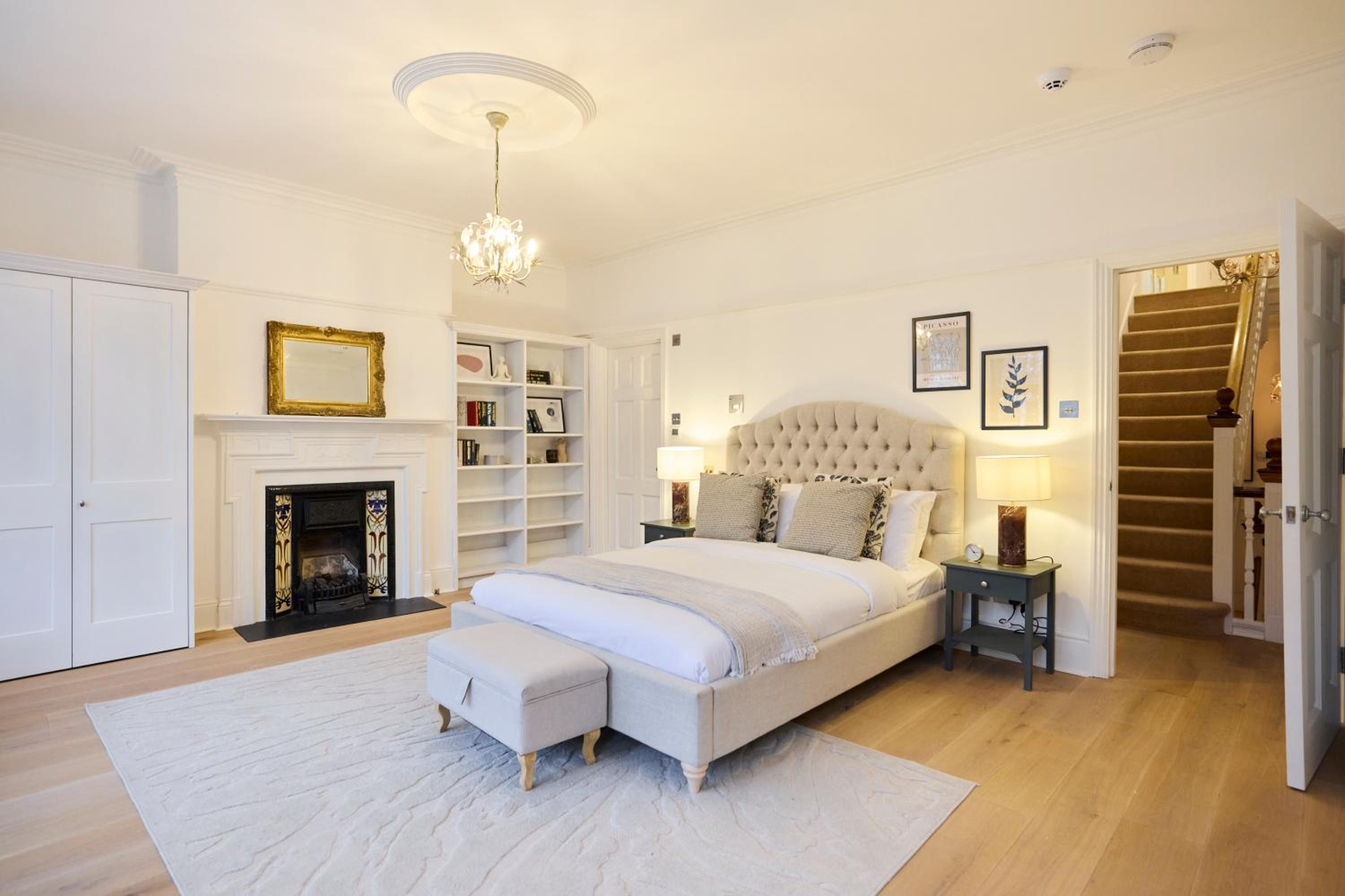 The Belsize Park Place - Charming 6BDR Home with Garden