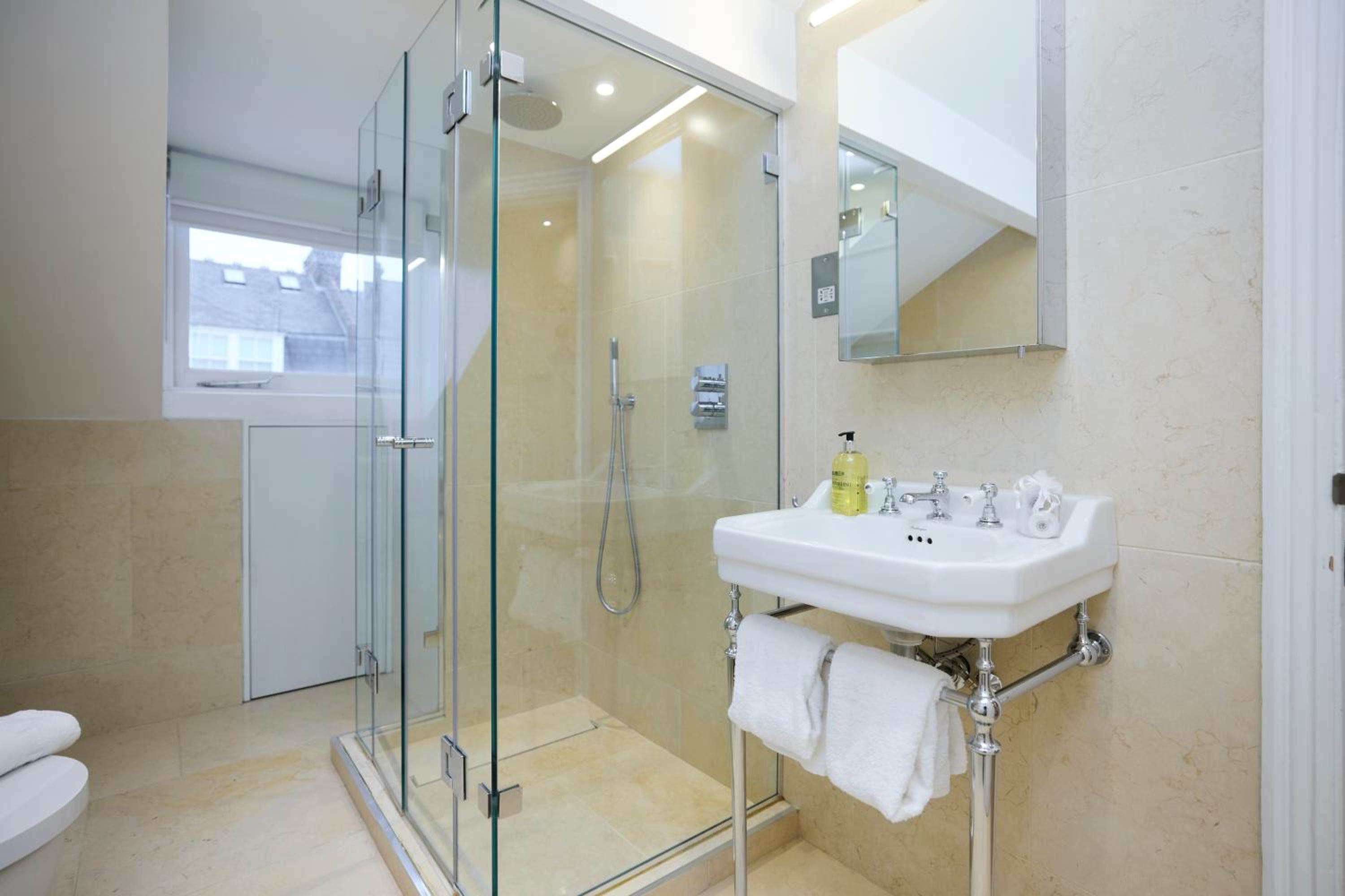 The Belsize Park Place - Charming 6BDR Home with Garden