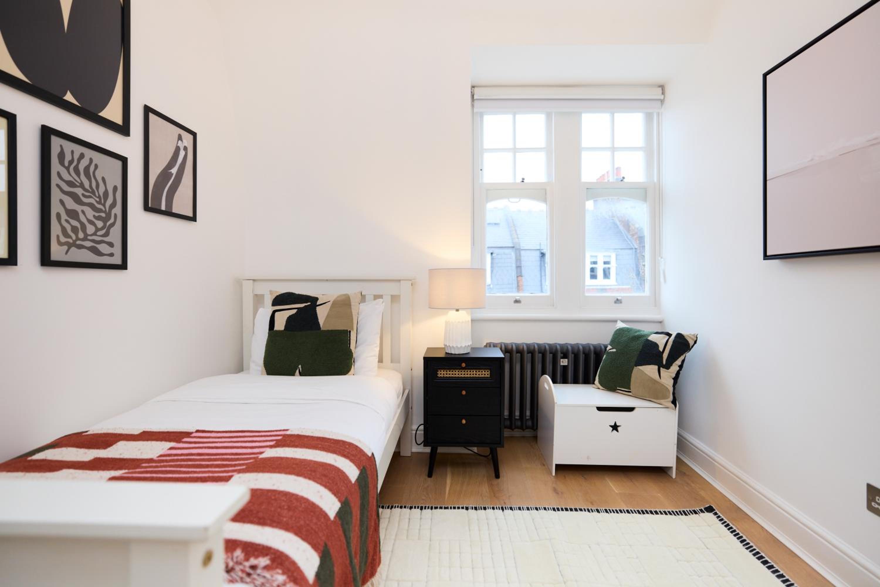 The Belsize Park Place - Charming 6BDR Home with Garden