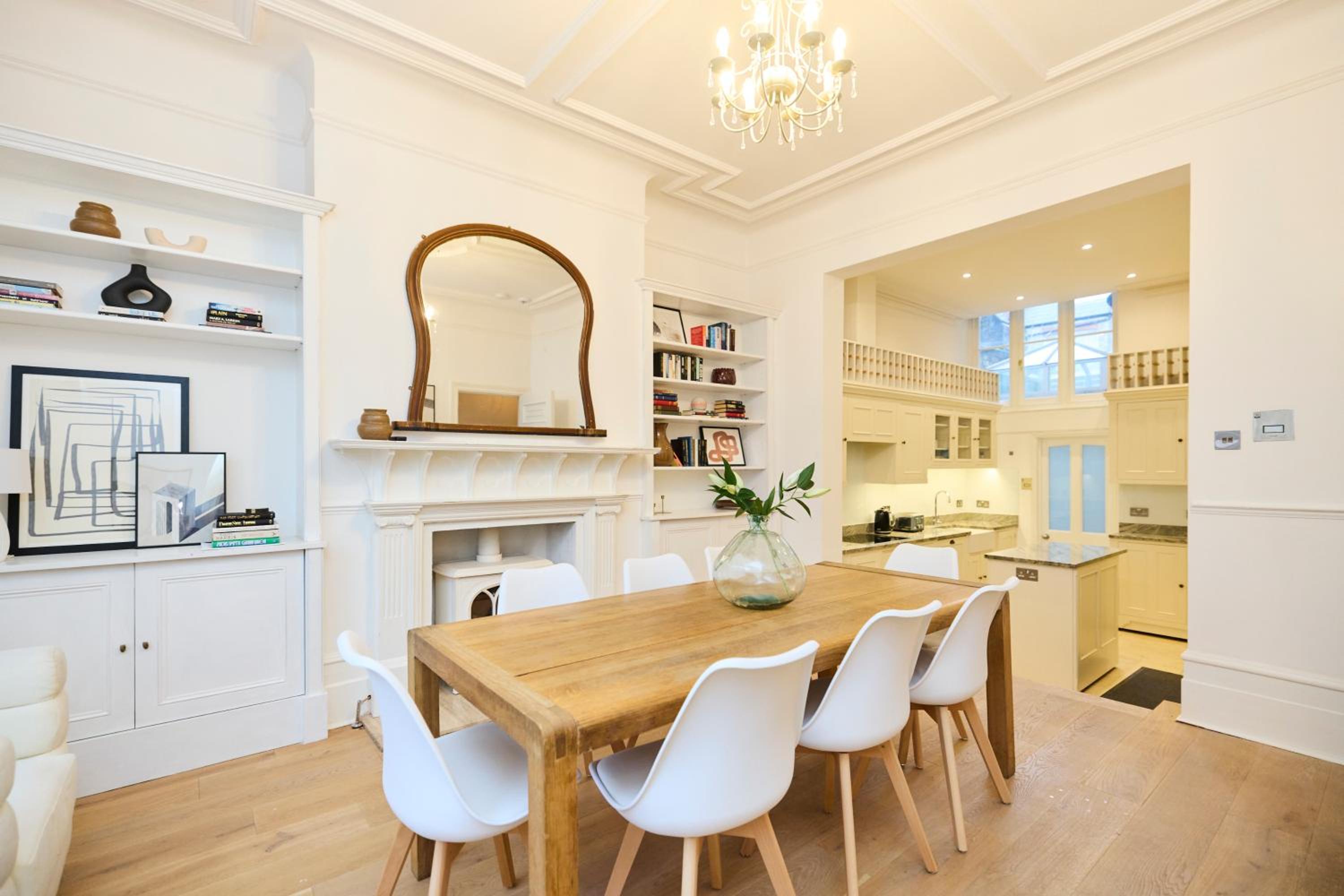 The Belsize Park Place - Charming 6BDR Home with Garden