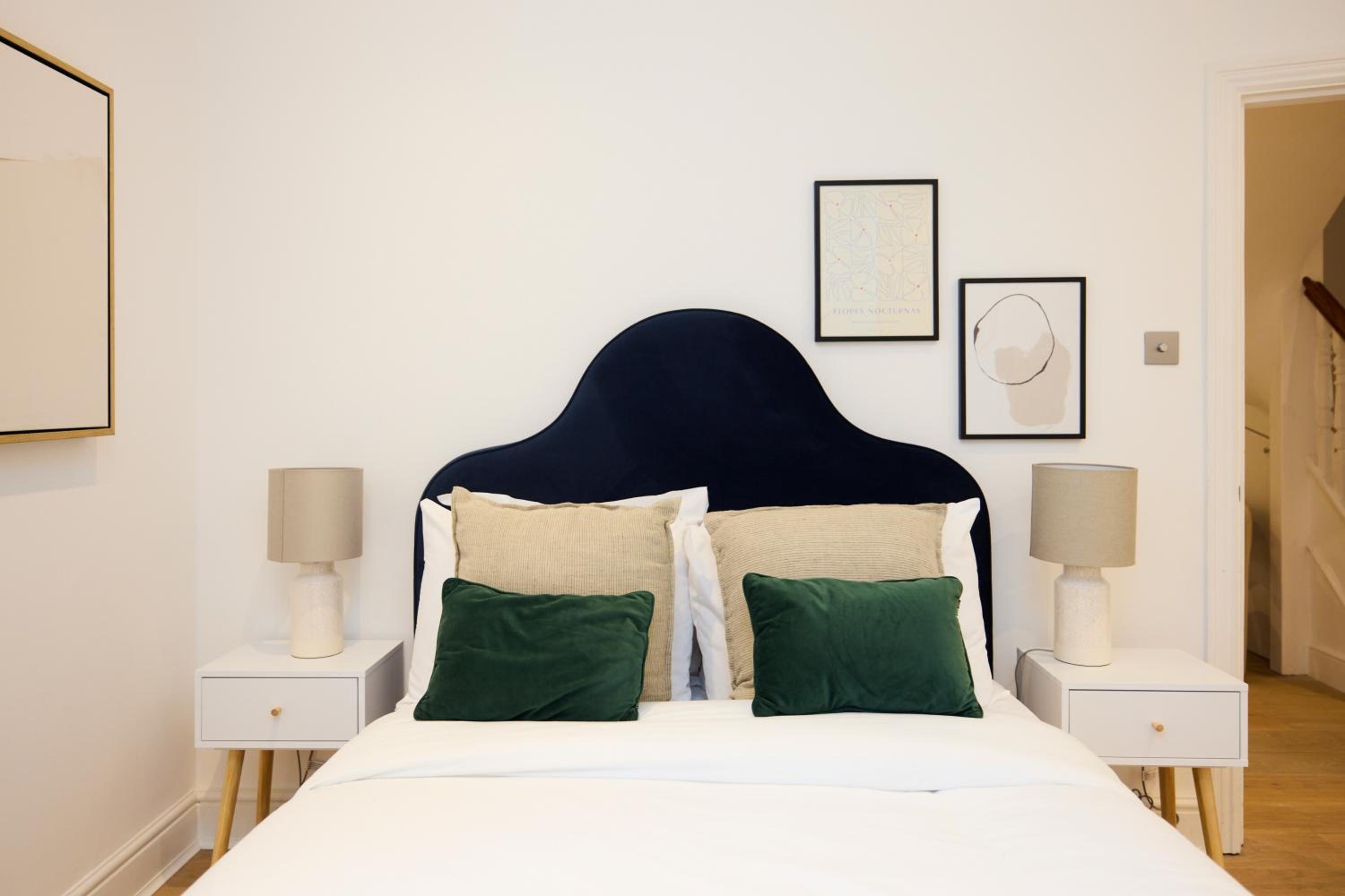 The Belsize Park Place - Charming 6BDR Home with Garden