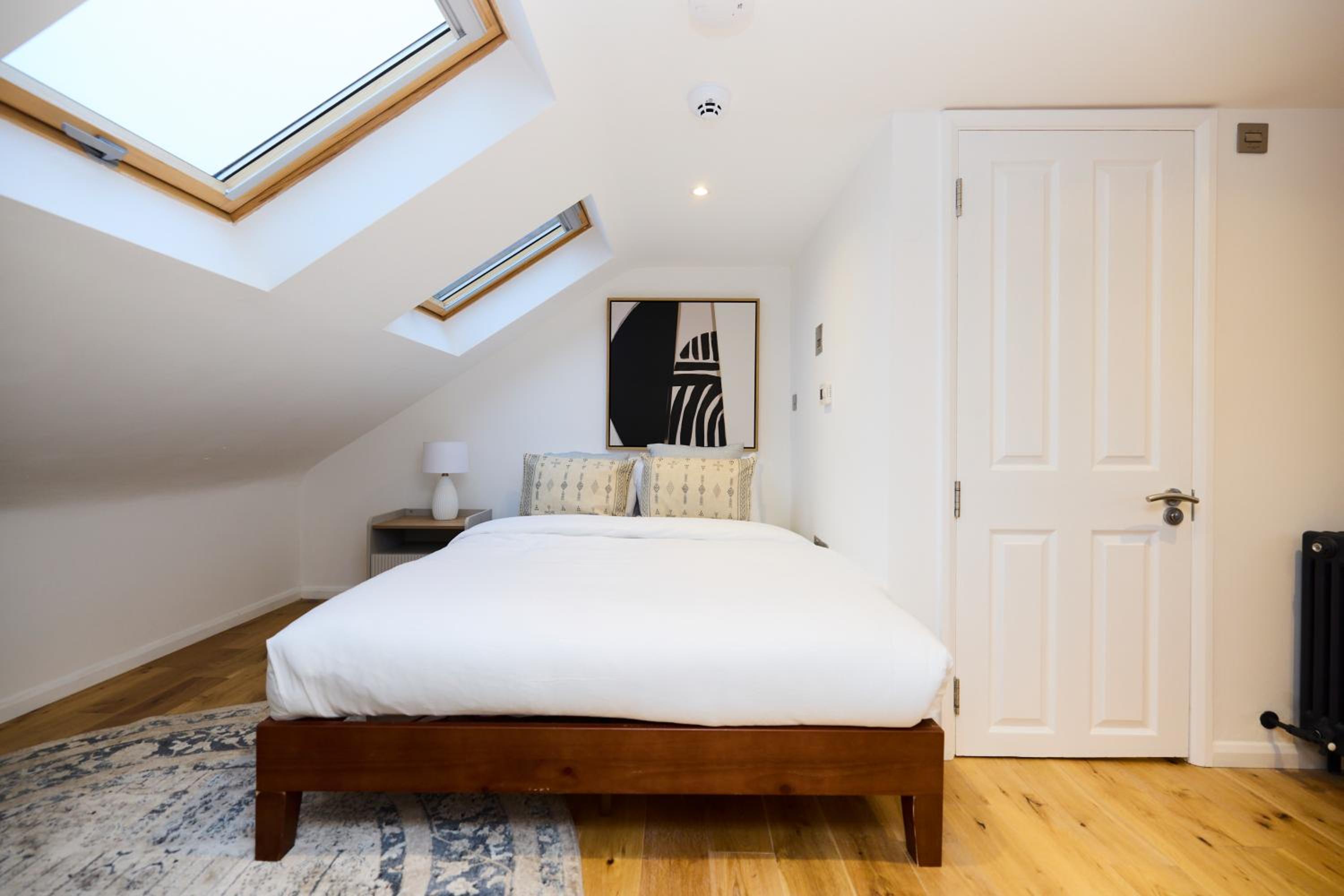 The Belsize Park Place - Charming 6BDR Home with Garden