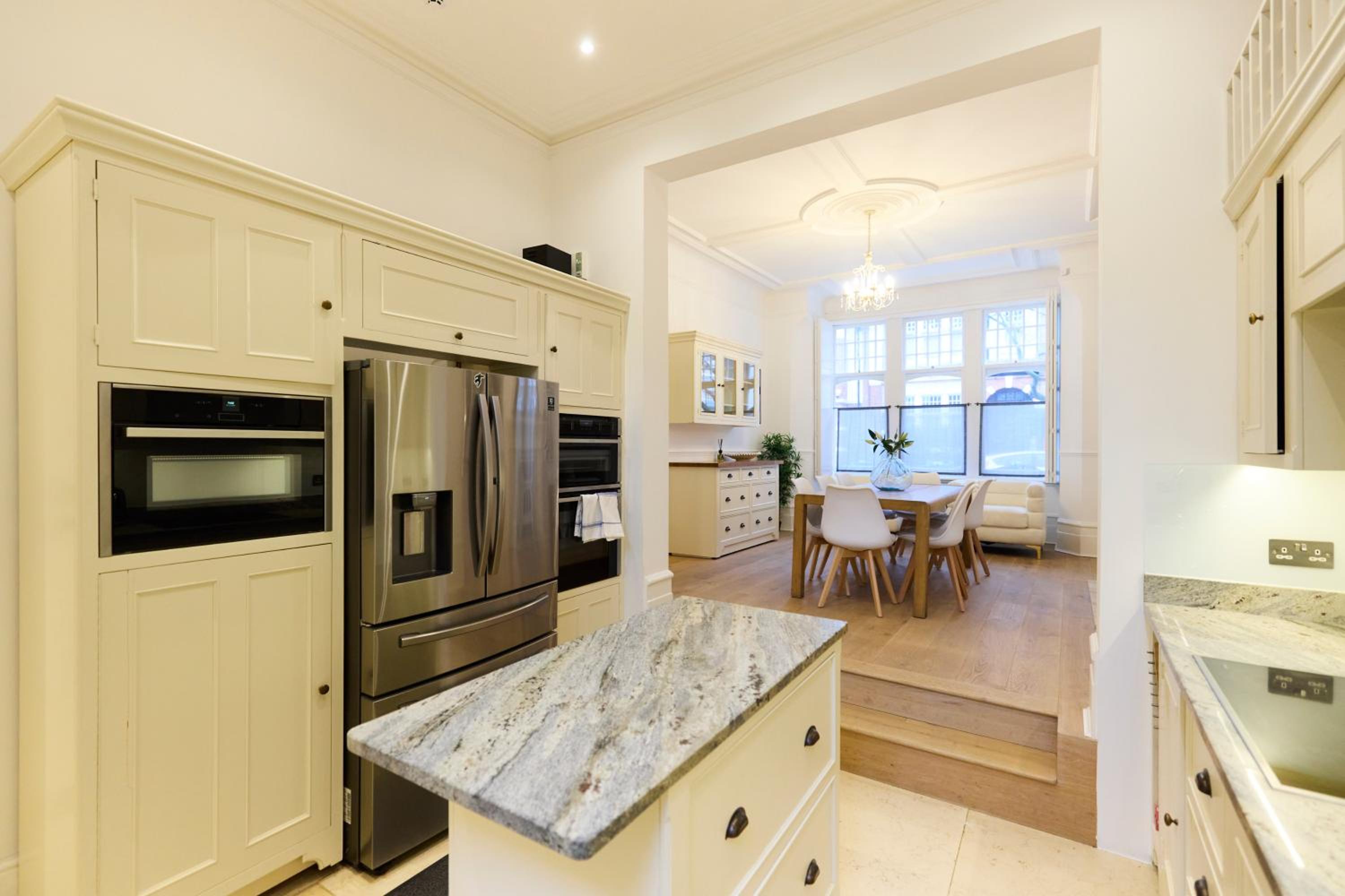 The Belsize Park Place - Charming 6BDR Home with Garden