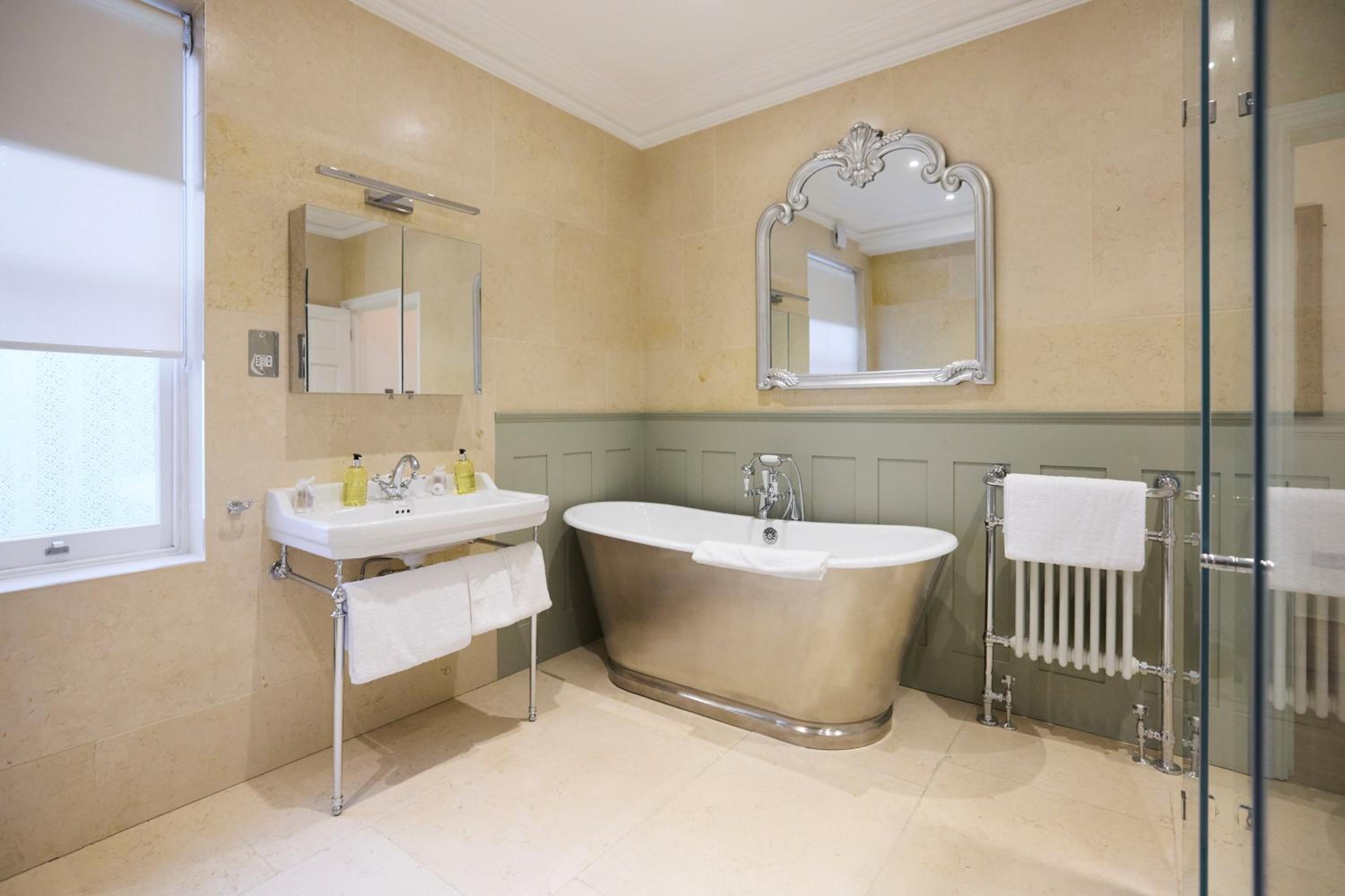 The Belsize Park Place - Charming 6BDR Home with Garden