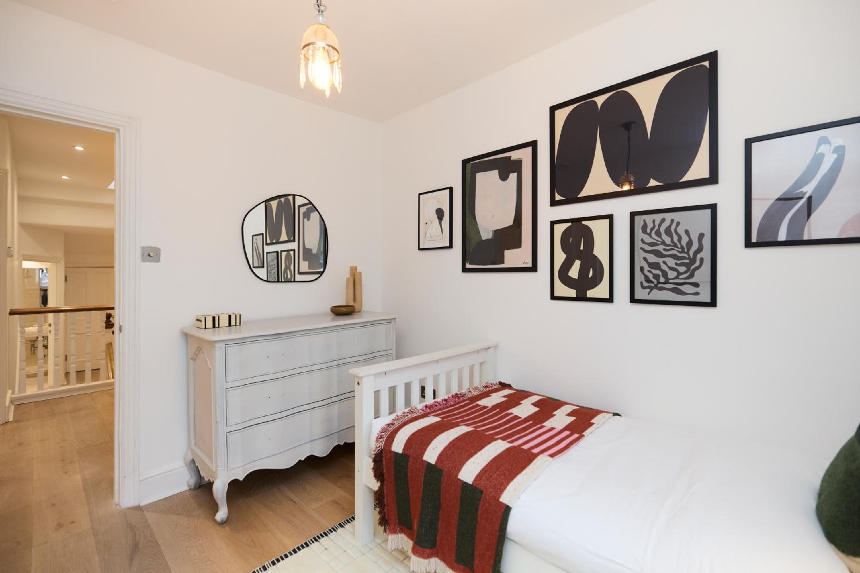 The Belsize Park Place - Charming 6BDR Home with Garden