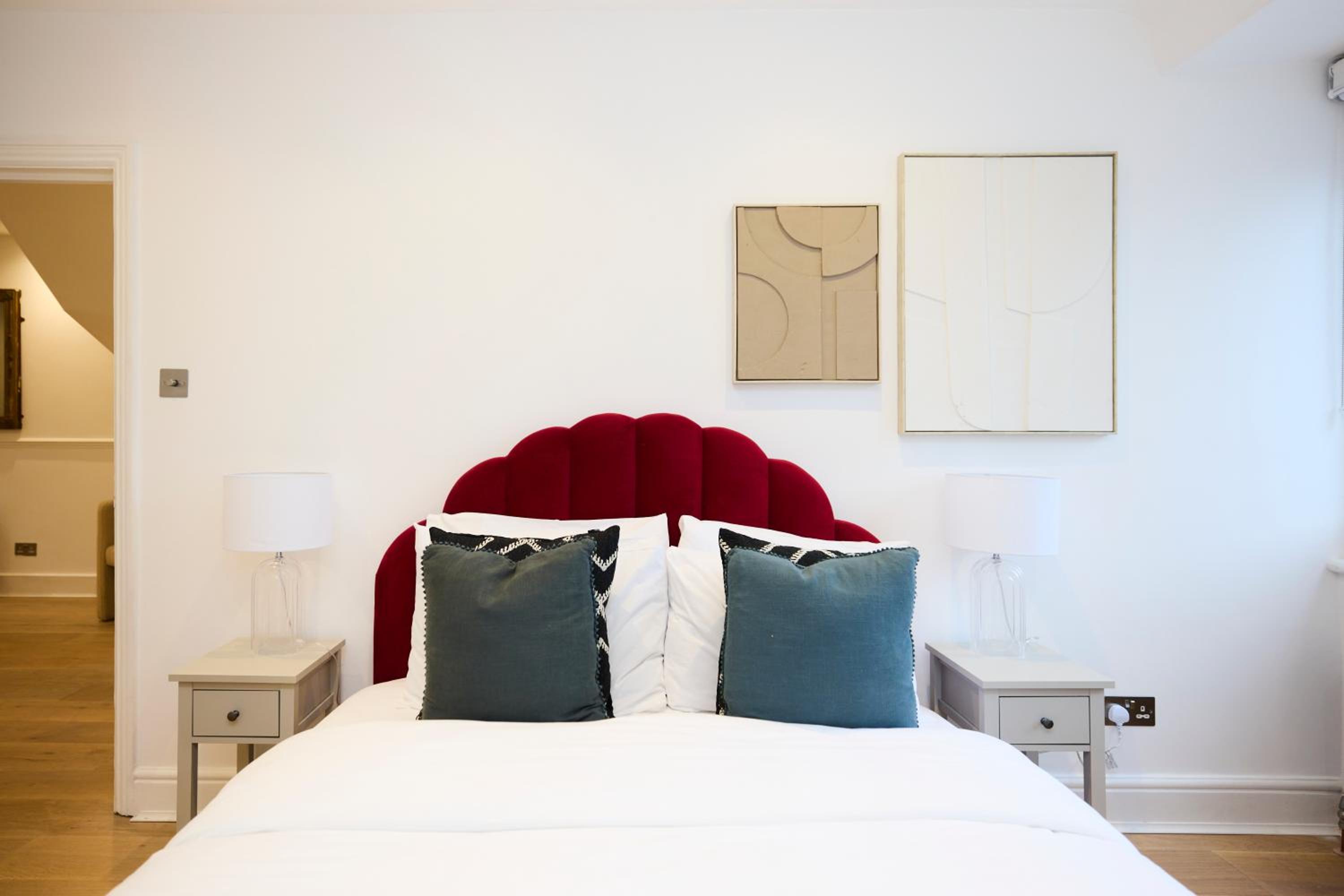 The Belsize Park Place - Charming 6BDR Home with Garden