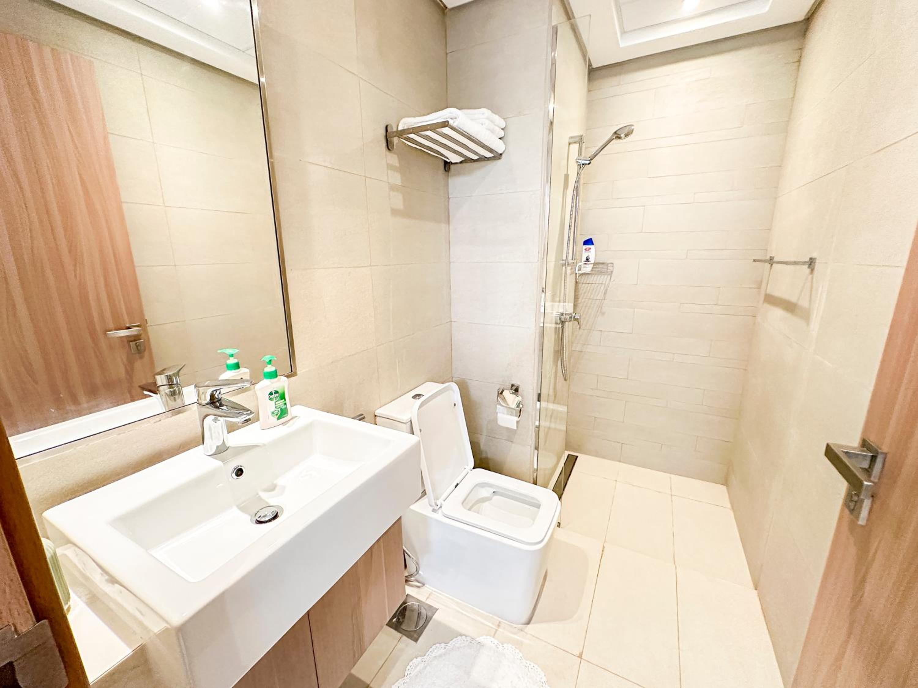 Luxury 3BR near to Downtown - Burj Khalifa & Pool Views - 10 min to Dubai Mall