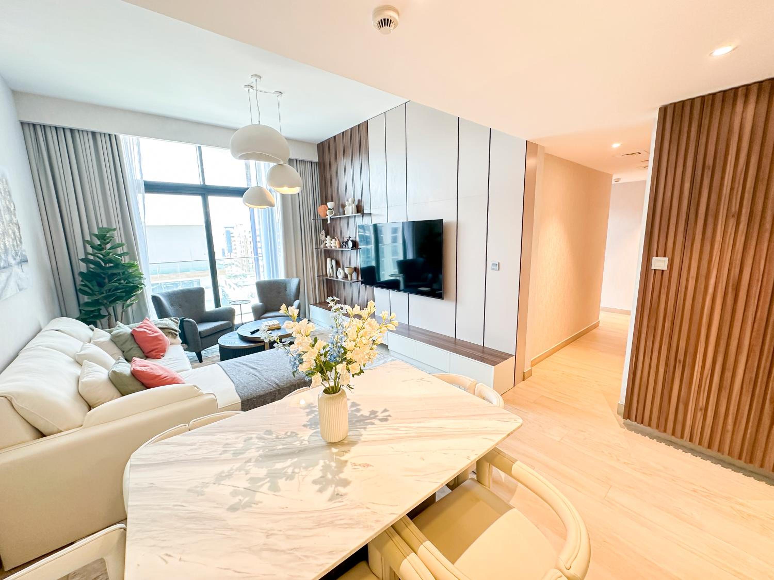 Luxury 3BR near to Downtown - Burj Khalifa & Pool Views - 10 min to Dubai Mall