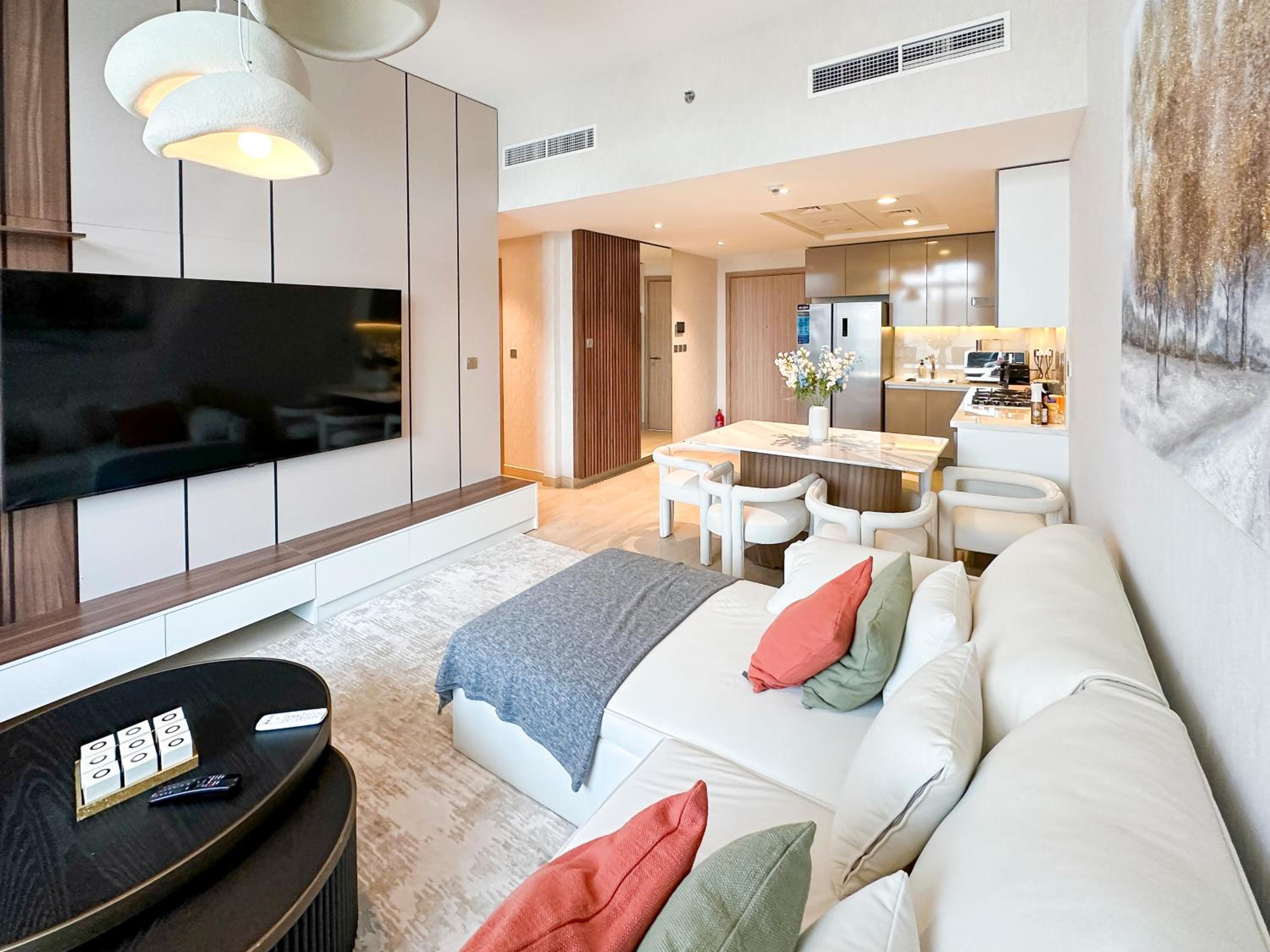 Luxury 3BR near to Downtown - Burj Khalifa & Pool Views - 10 min to Dubai Mall